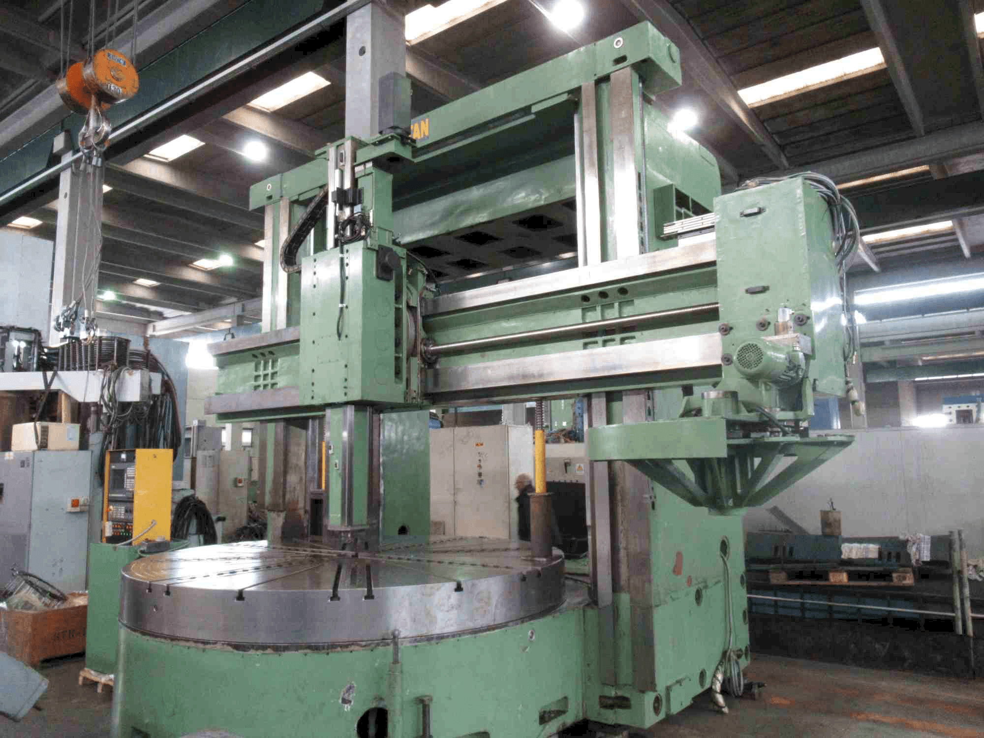 Vista frontale della macchina Titan SC 33 CNC
