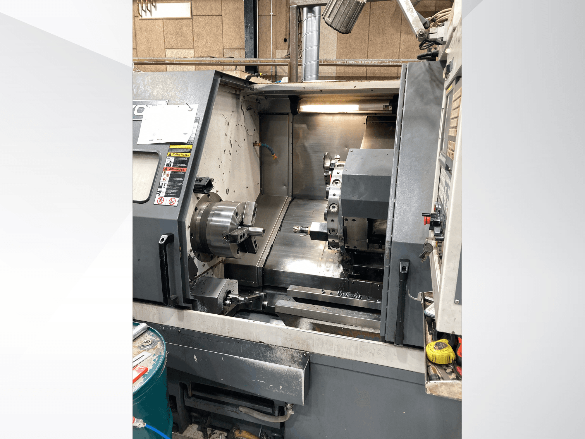 Tornio orizzontale YCM GT-300LMB, vista frontale, che mostra il pannello di controllo e il mandrino con la configurazione degli utensili.