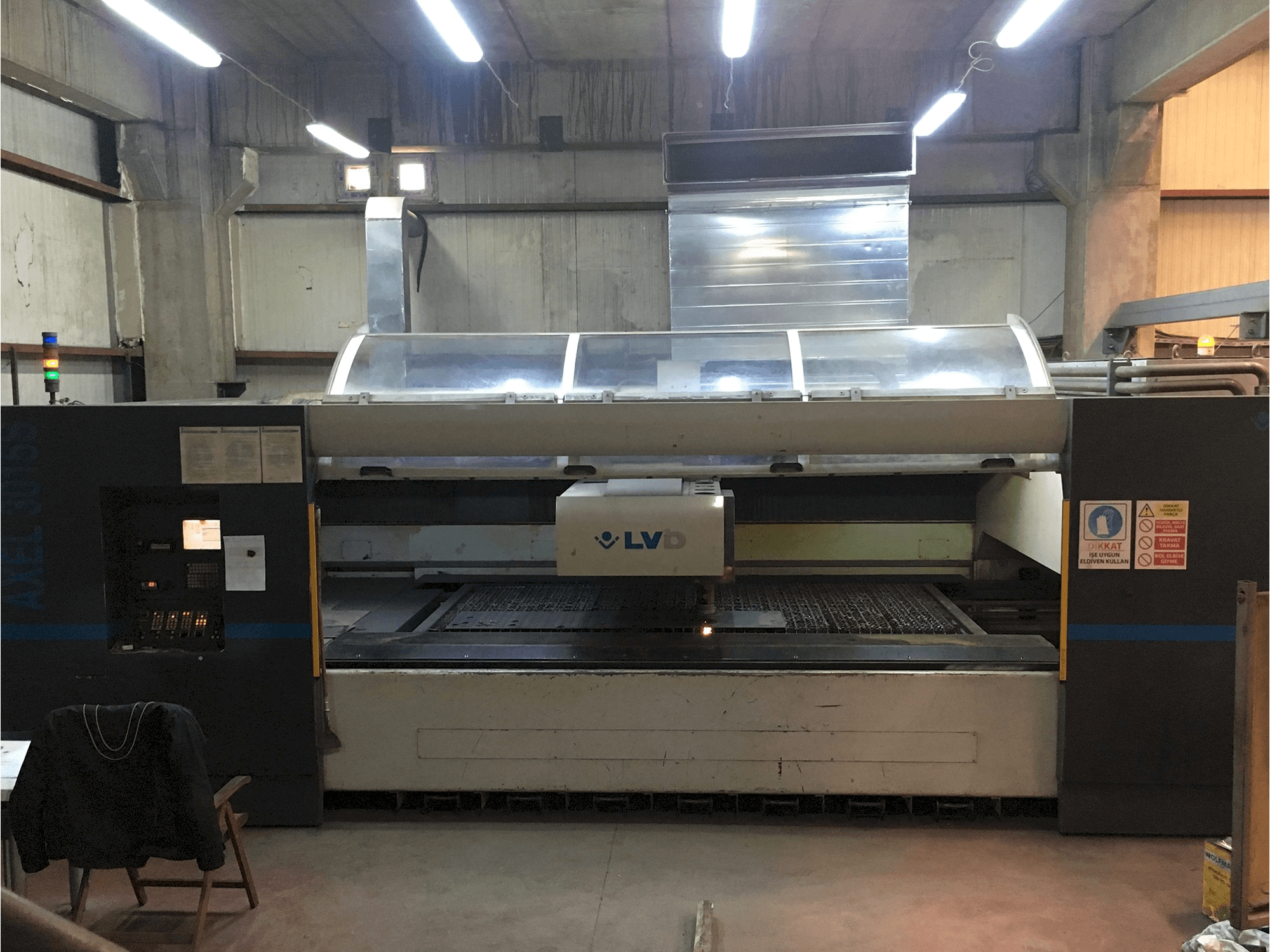 Vista frontale della macchina LVD AXEL 3015 S