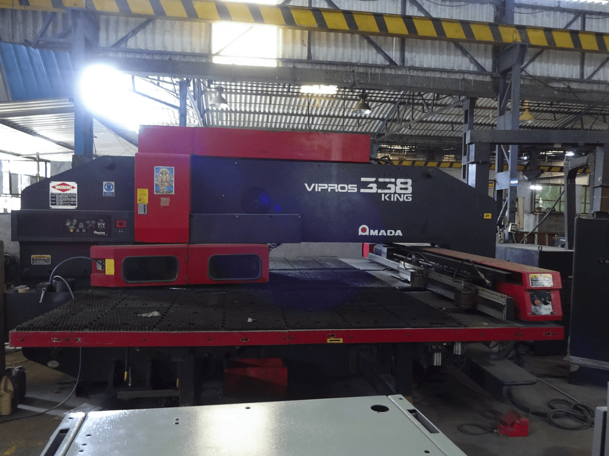 Vista frontale della macchina AMADA Vipros 358 King