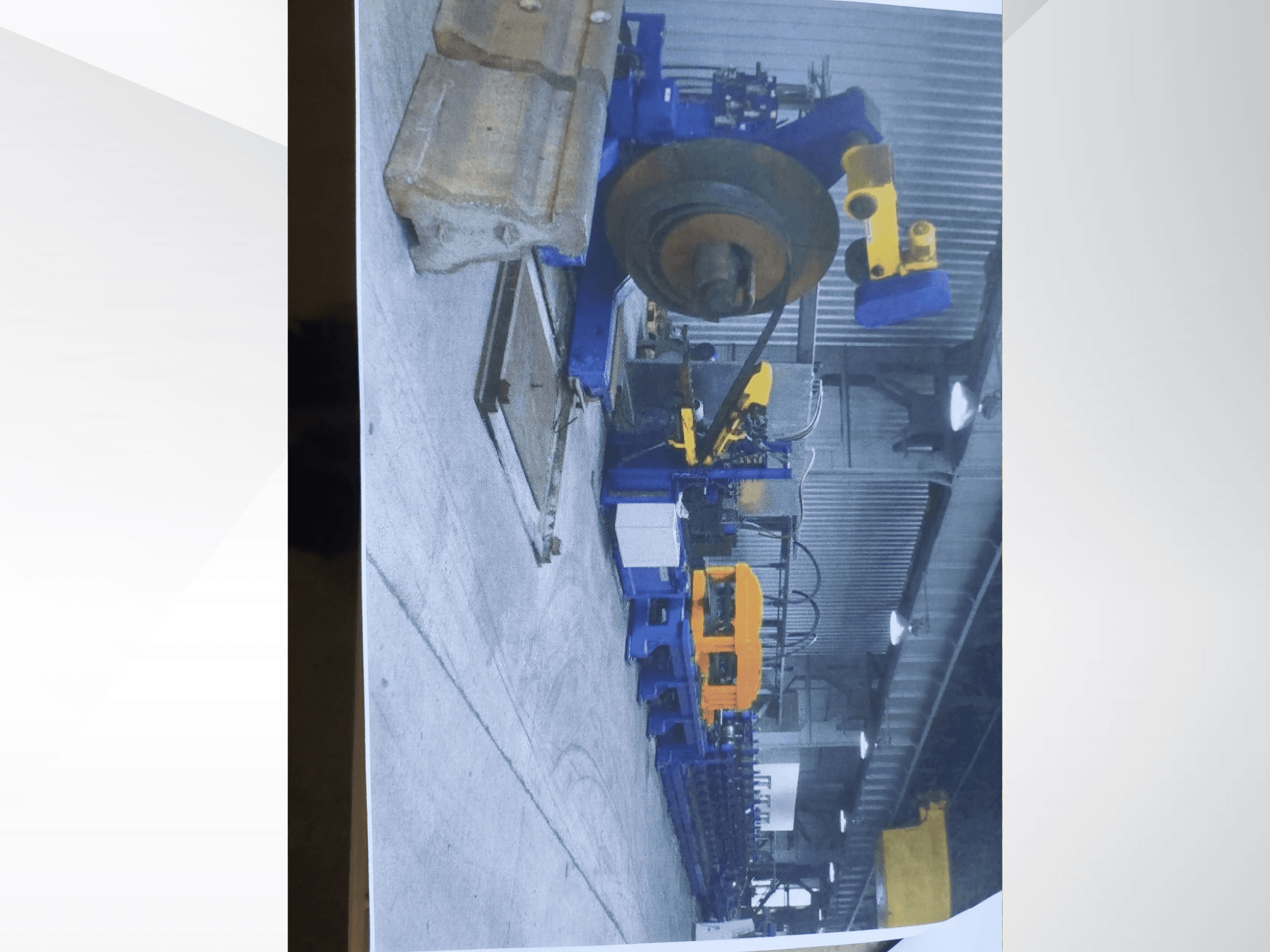 Piegatrici per profili Müller Profilierung 3 in un'officina, con struttura blu e componenti idraulici gialli.