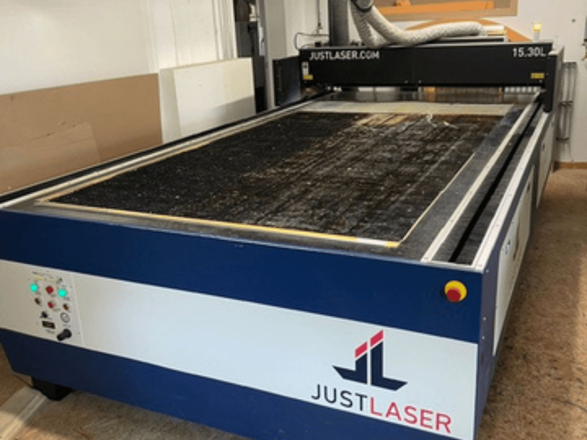 Macchina da taglio laser CO2 KERN KER60120-KT500, vista frontale che mostra il pannello di controllo e l'ampia superficie di taglio.