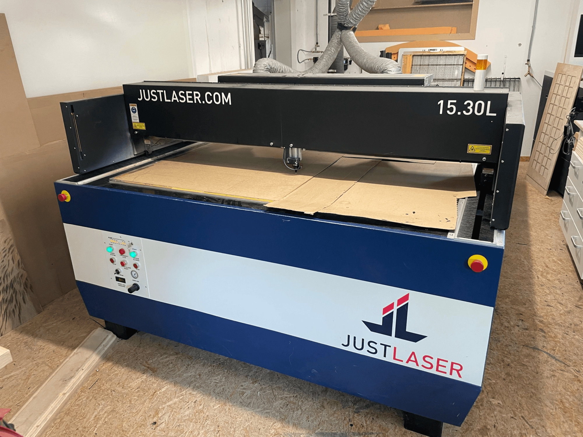 Macchina per il taglio laser a CO₂ di KERN, modello KER60120-KT500 OPF, vista frontale che mostra i comandi e l'area di taglio con del cartone.
