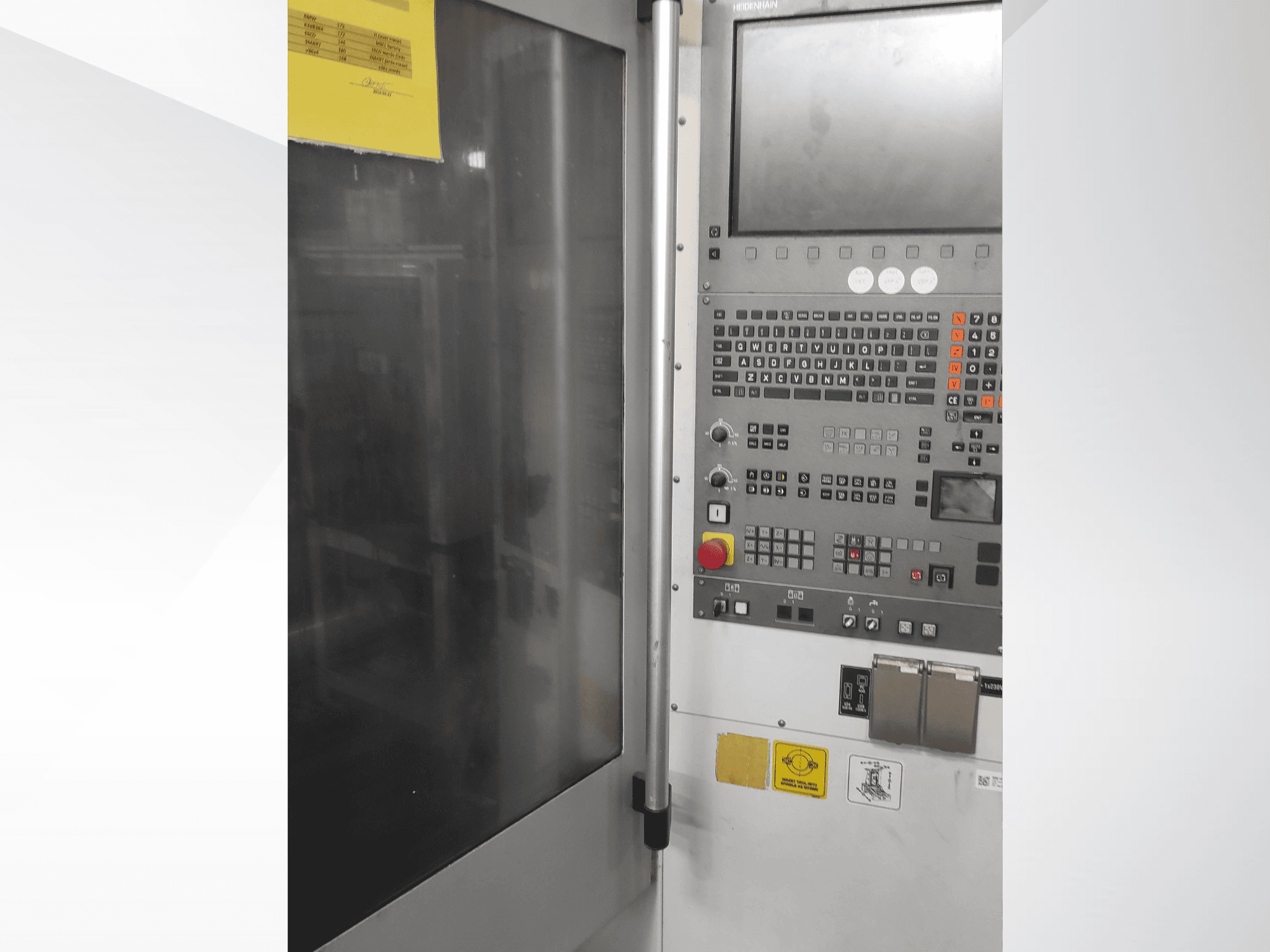 Pannello di controllo di una macchina industriale Herrmann, vista frontale, con pulsanti, touchscreen ed etichette operative.