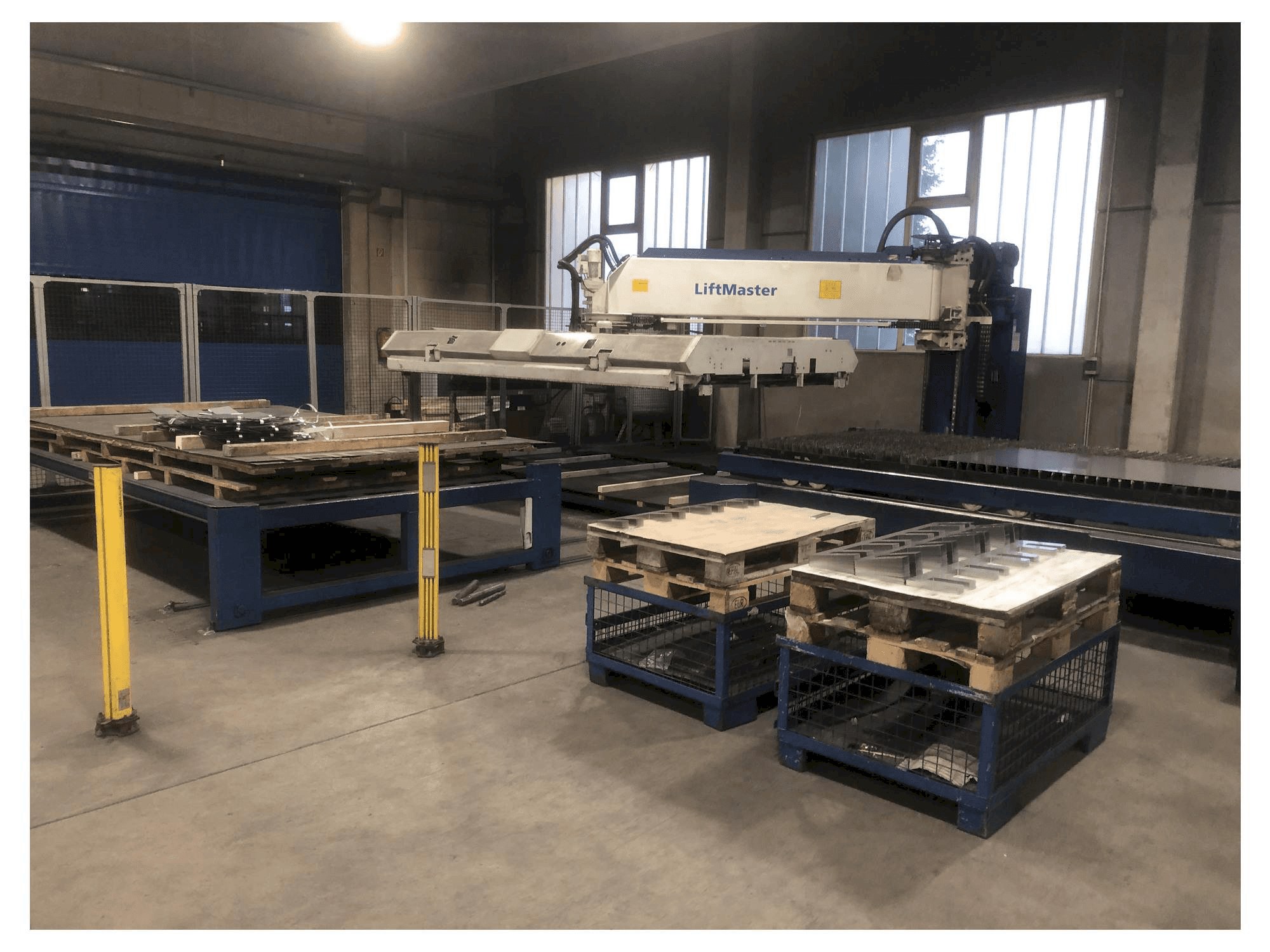 Vista frontale della macchina TRUMPF TruLaser 5040 + Liftmaster