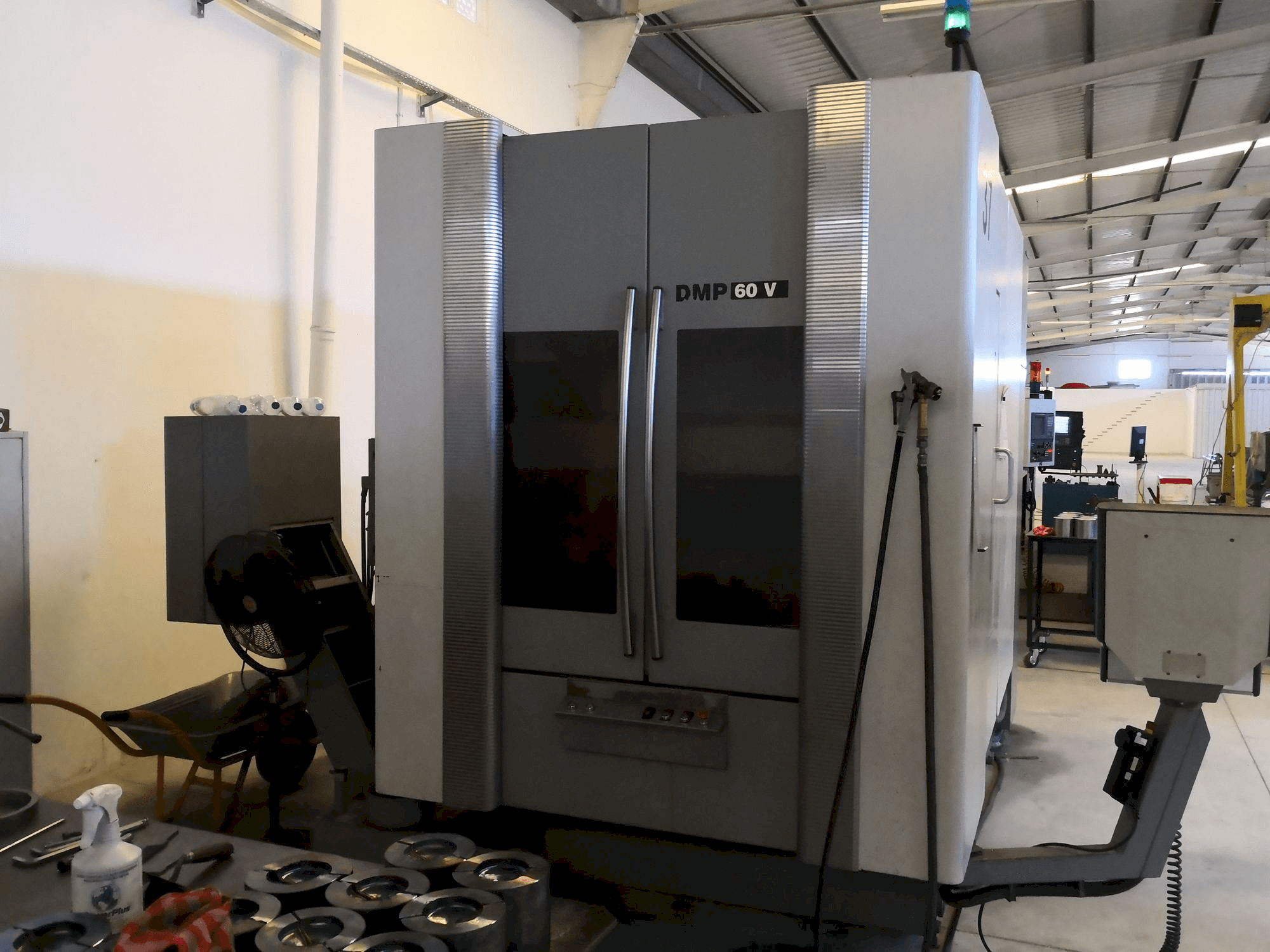 Vista frontale della macchina DECKEL MAHO DMP 60V