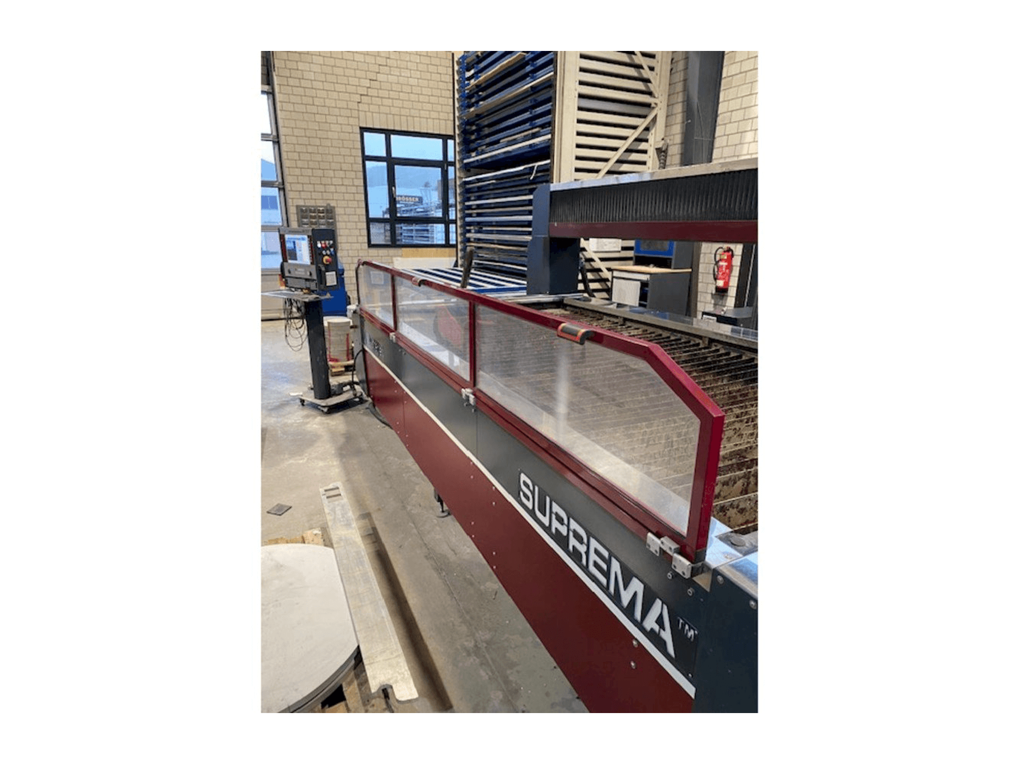 Vista frontale della macchina Waterjet Italy Suprem