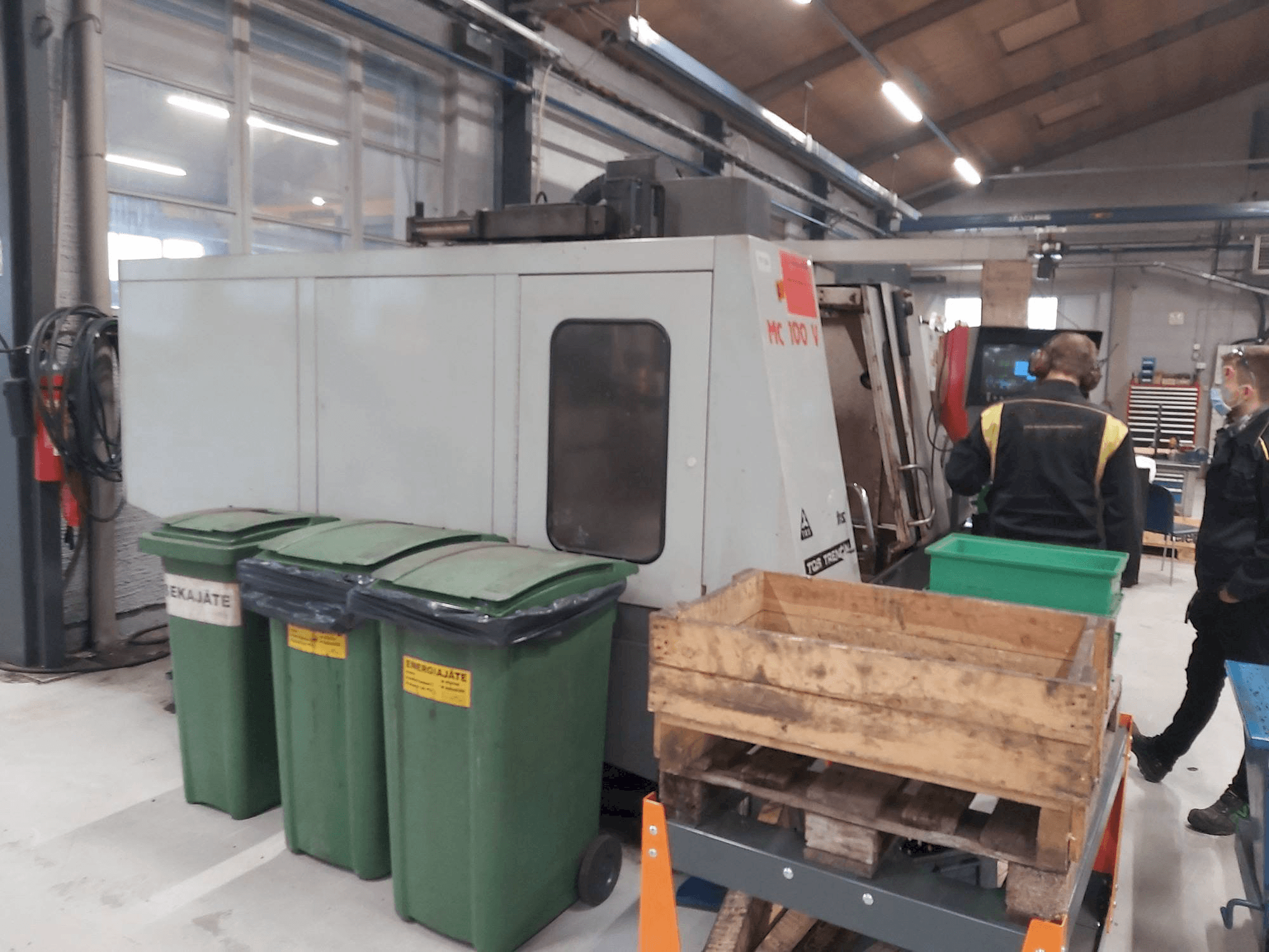 Vista frontale della macchina TOS TRENCÍN MC 100 V