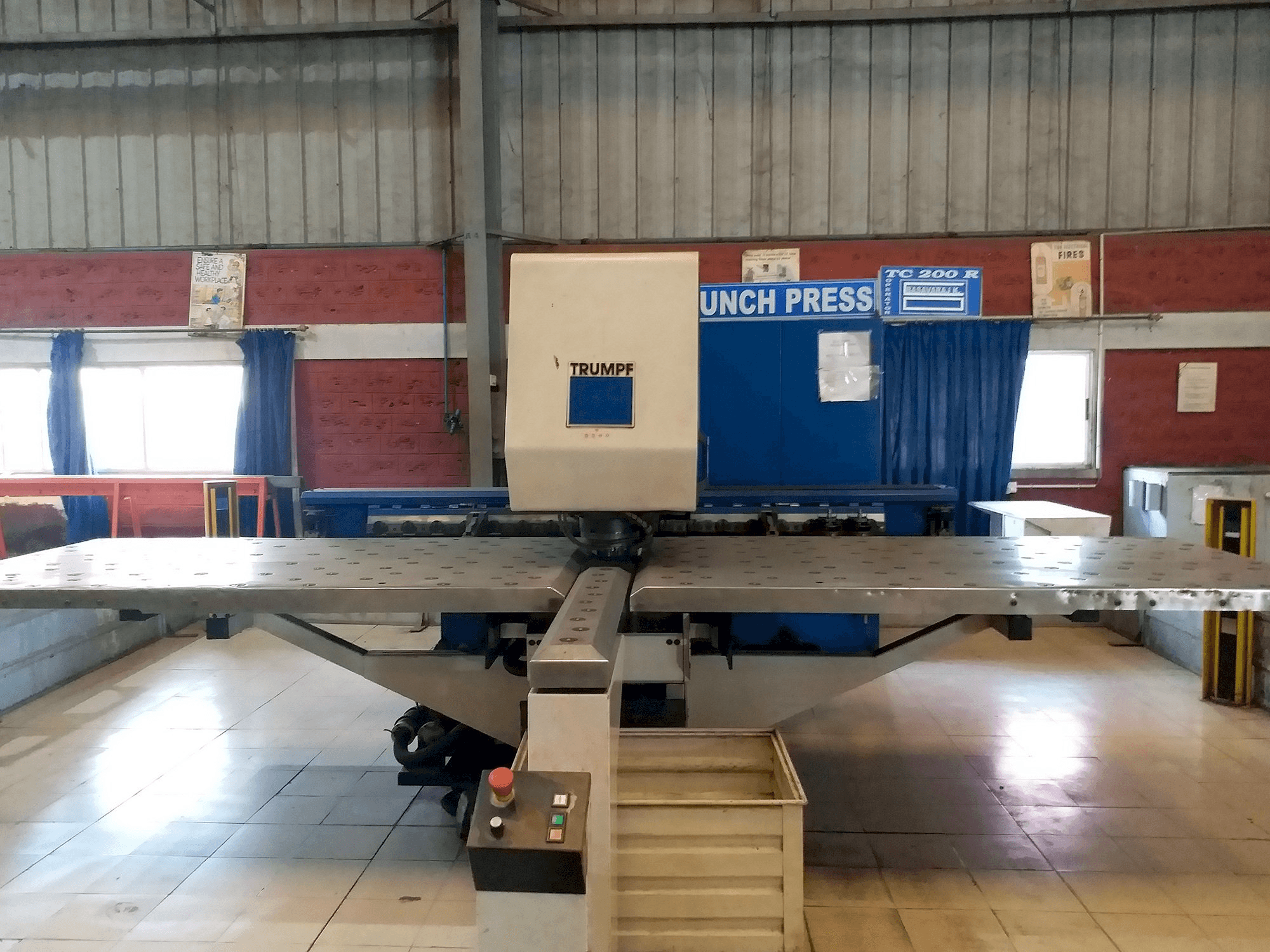 Vista frontale della macchina Trumpf Trumatic 200