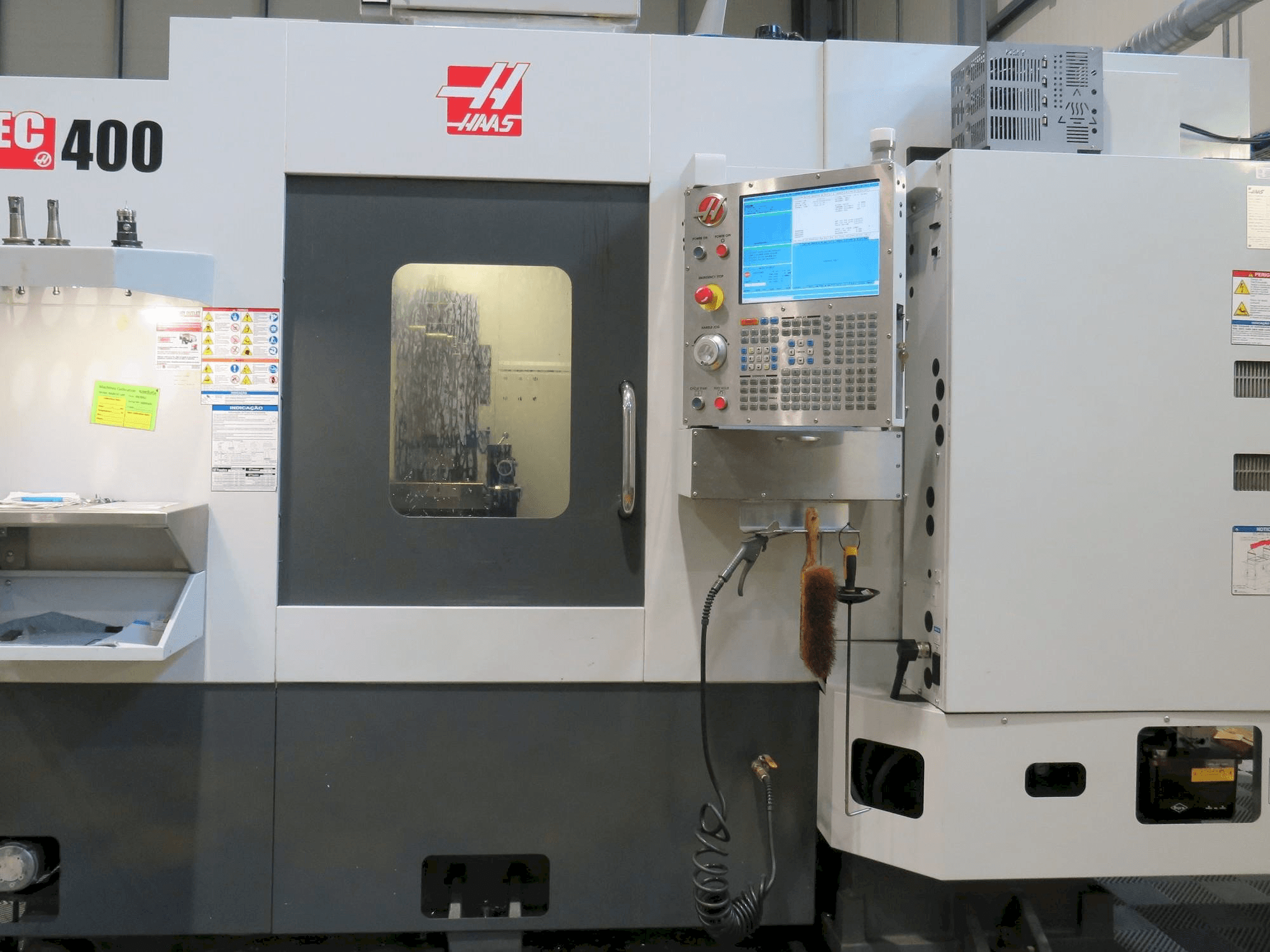 Vista frontale della macchina HAAS EC-400