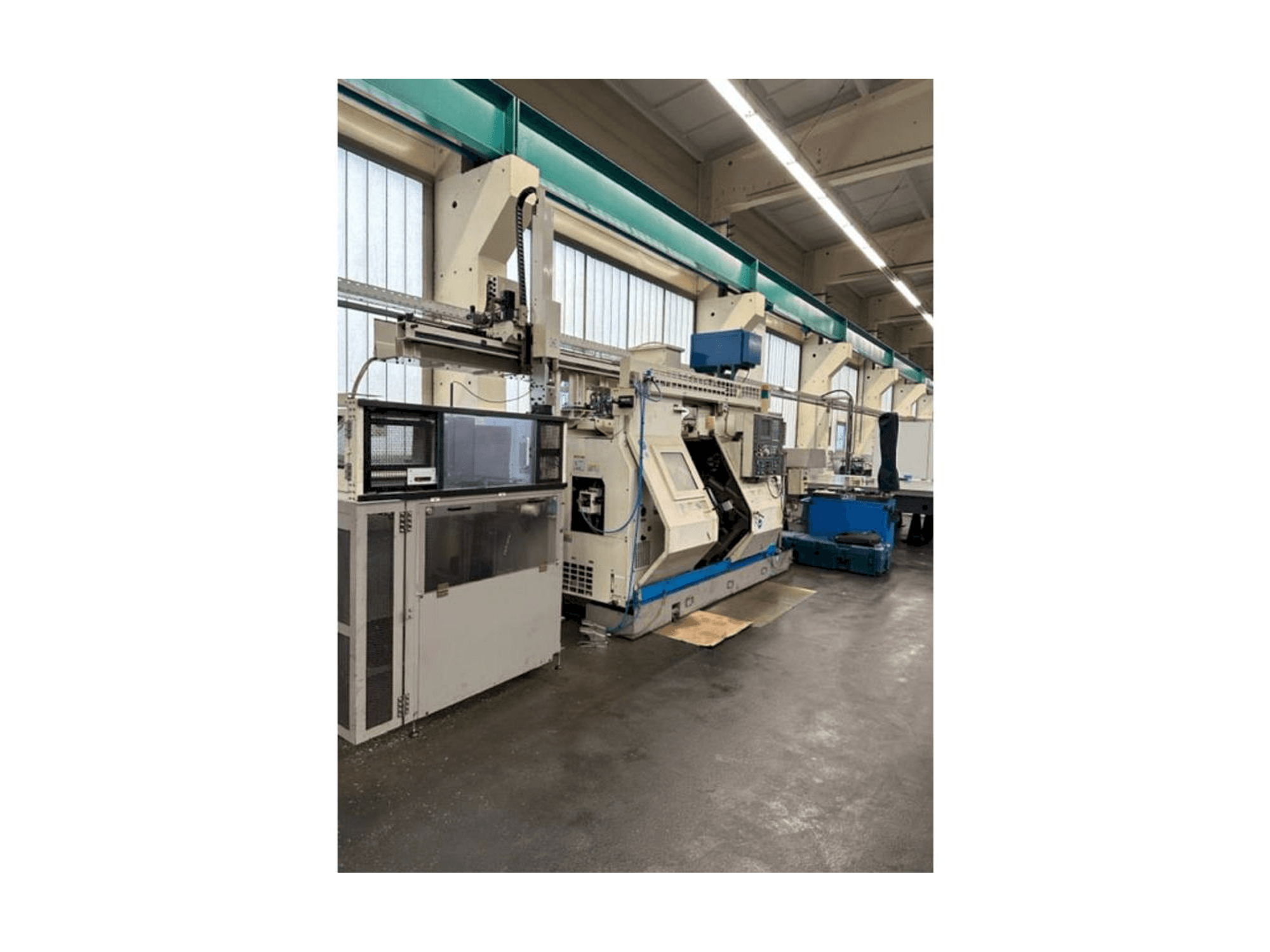 Vista frontale della macchina Okuma LT10