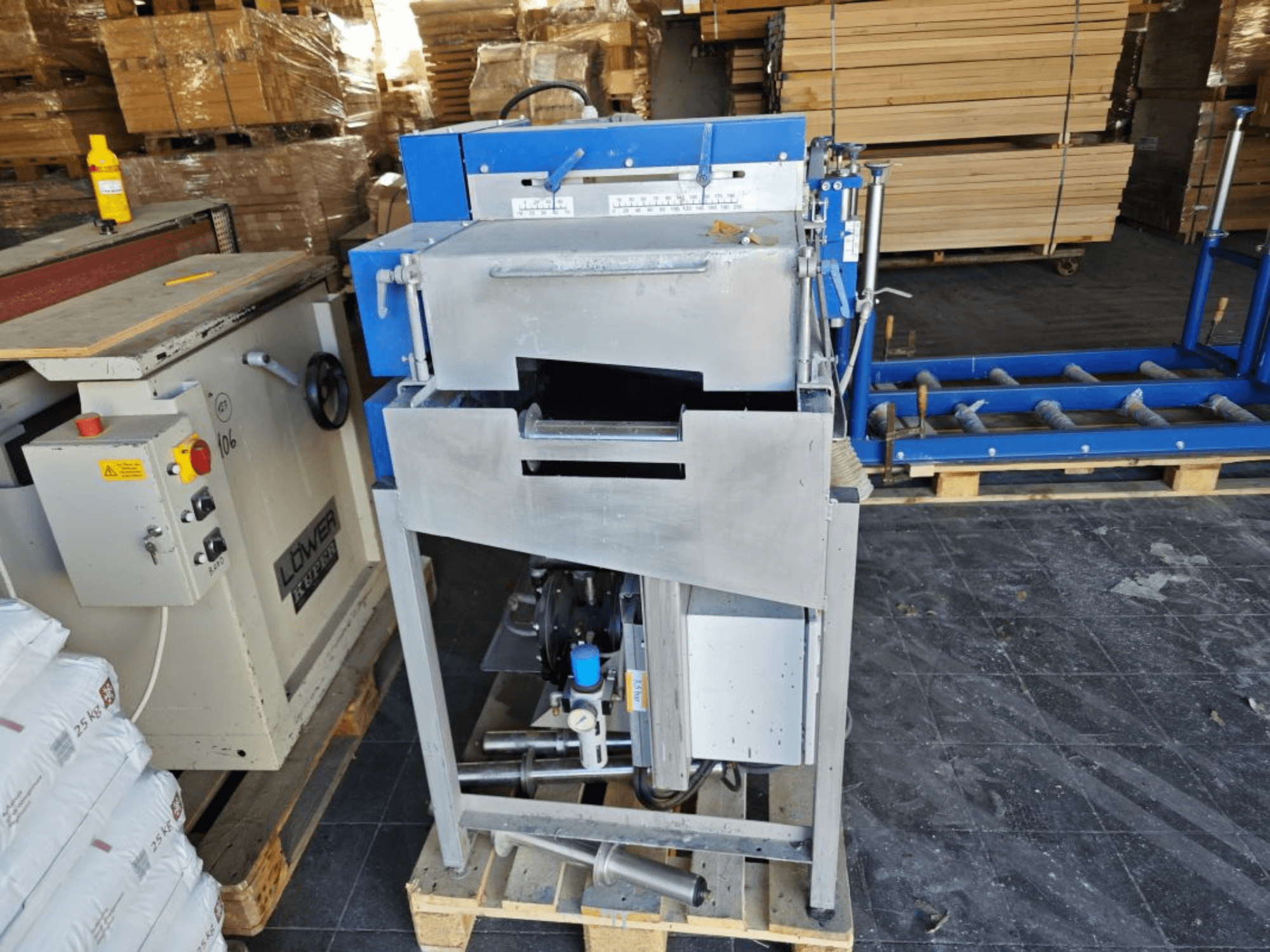 Vista frontale della SCHIELE Schiele Impregmat VM-Mini, una macchina compatta per l'impregnazione del legno con pannello di controllo e motore a vista.