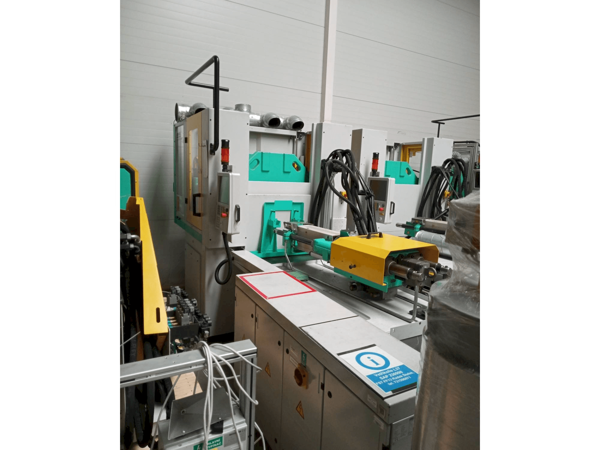 Vista frontale della macchina Arburg Allrounder 1200T-800-170