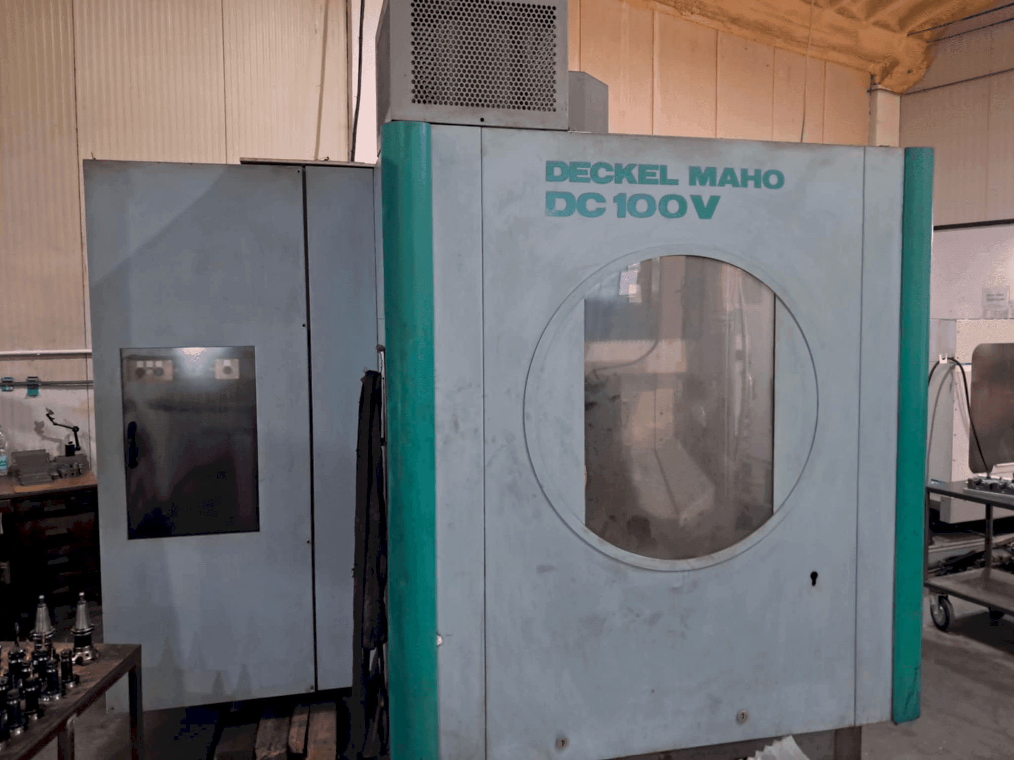 Vista frontale della macchina DECKEL MAHO DC 100V