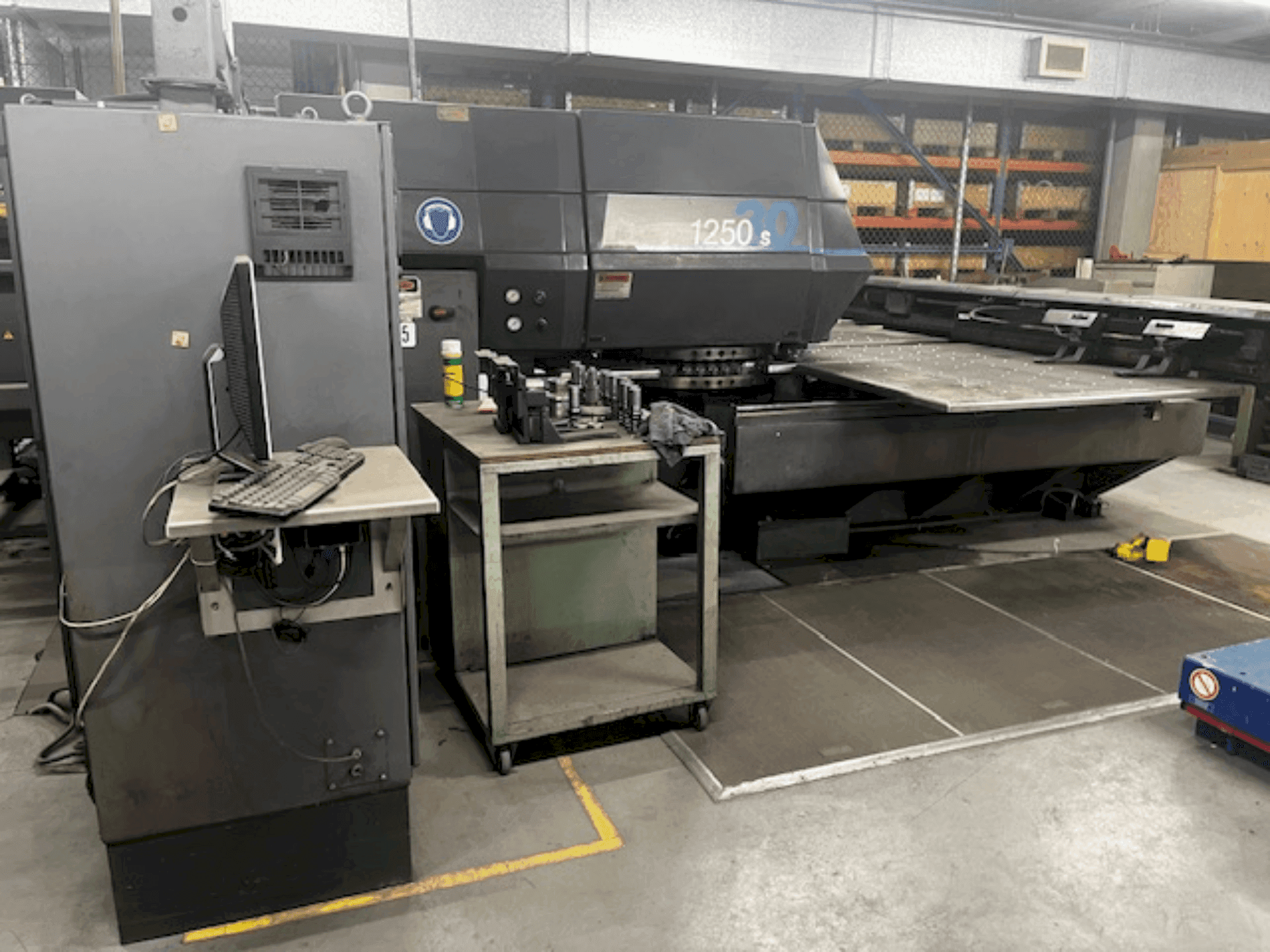 Vista frontale della macchina STRIPPIT 1250SL/30