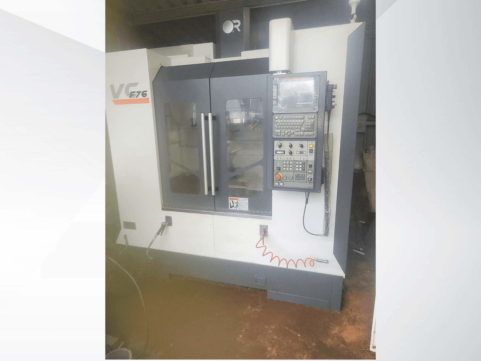 Centro di lavoro verticale, marca VC, modello F76; vista frontale che mostra il pannello di controllo e le porte in vetro.