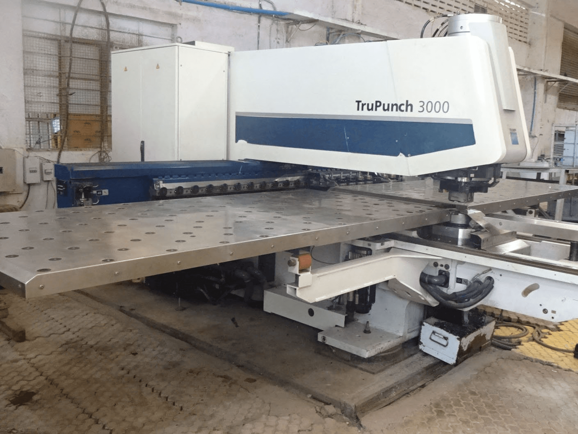 Vista lato sinistro della macchina Trumpf TruPunch 3000