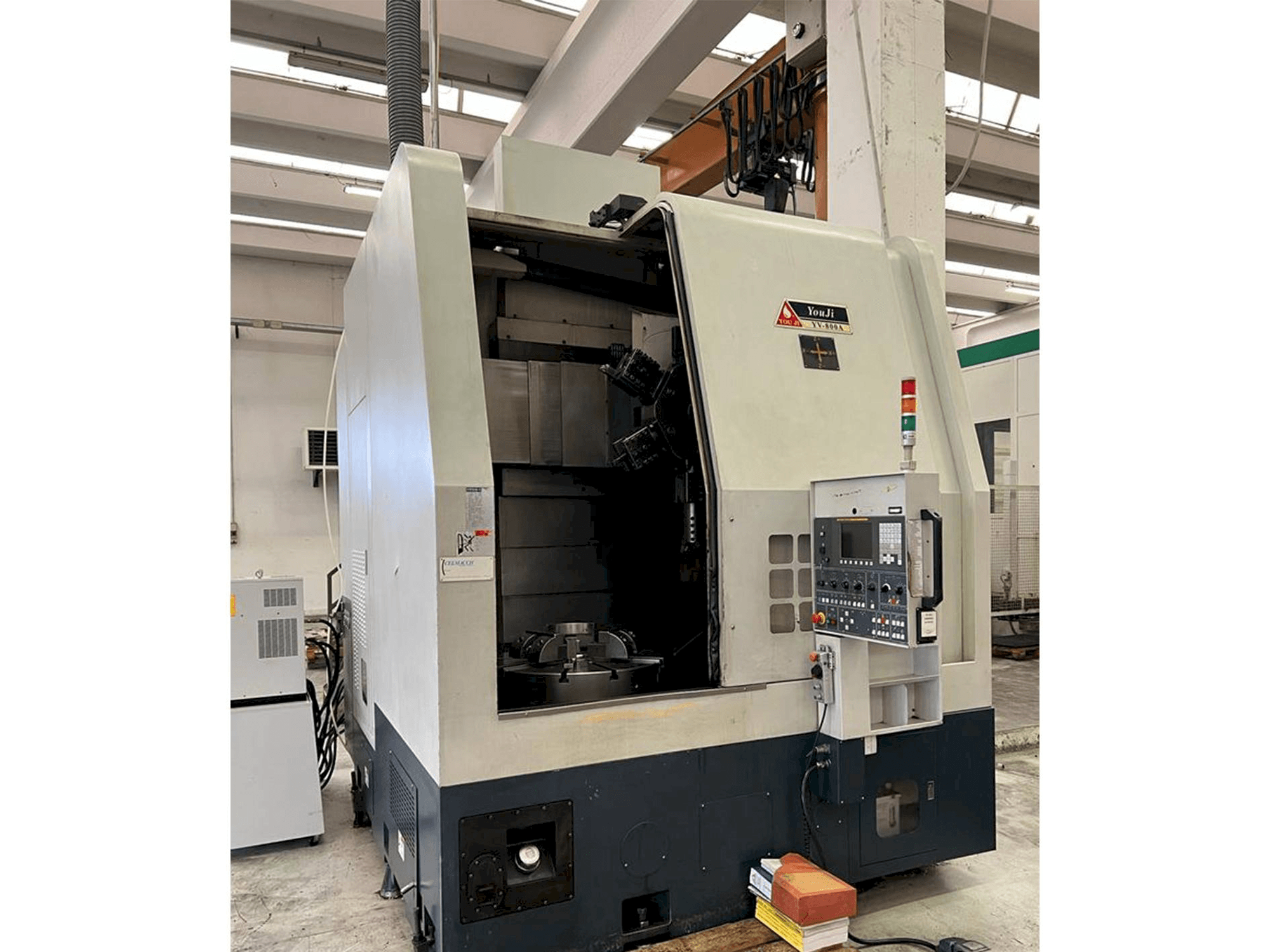 Vista frontale della macchina YOU JI YV-800A