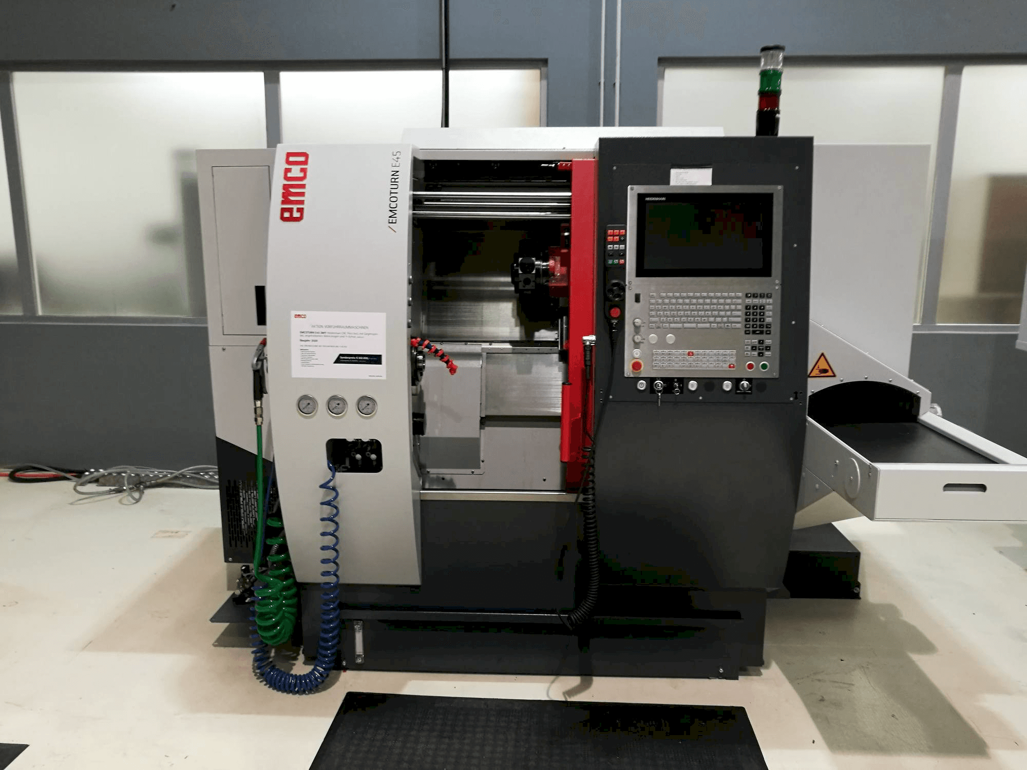 Vista frontale della macchina EMCO E45 SMY