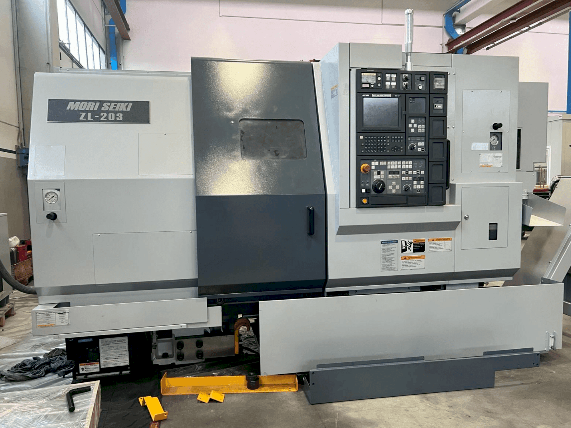 Vista frontale della macchina MORI SEIKI ZL-203SMC