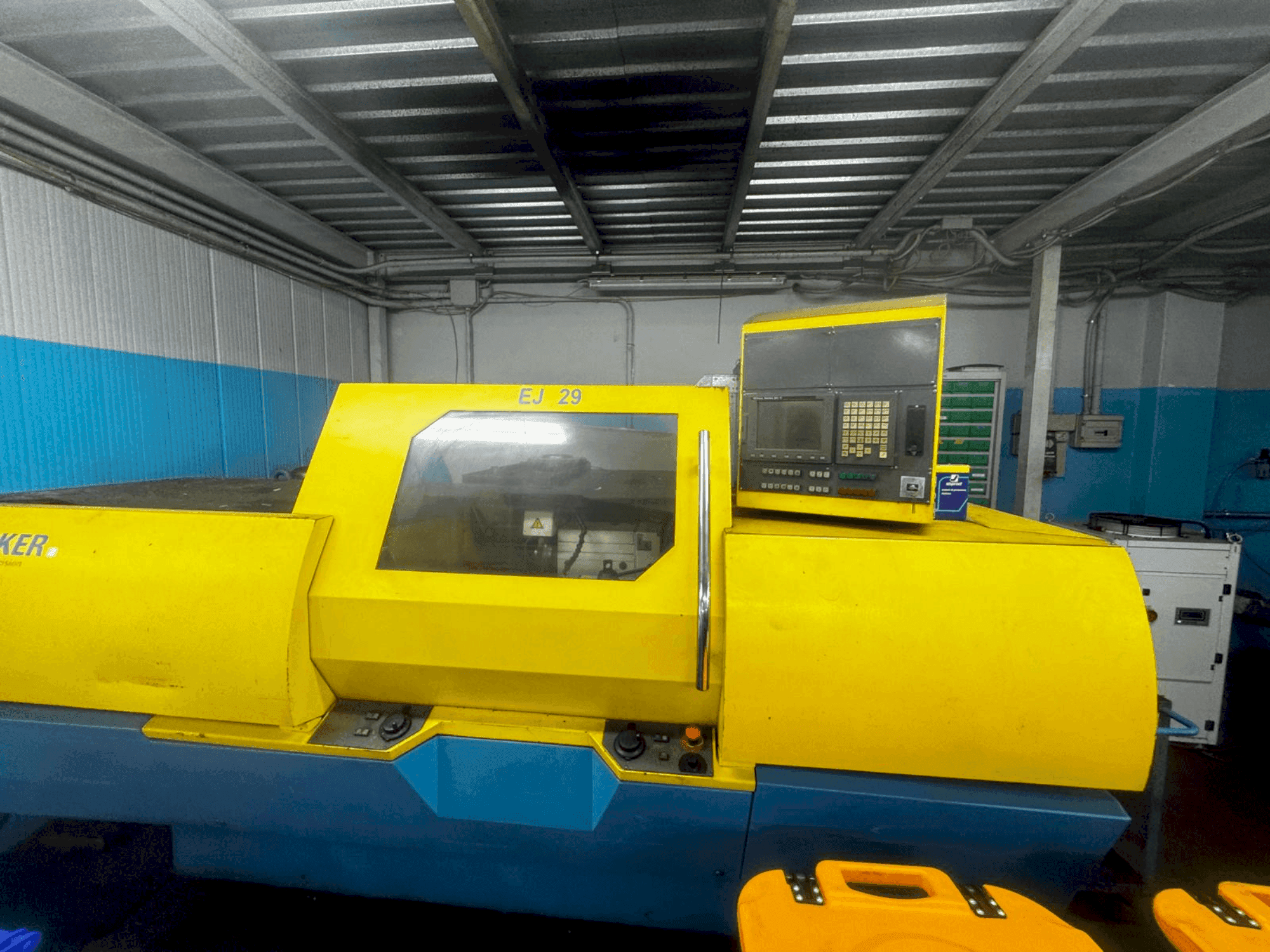 Vista frontale della macchina JUNKER EJ 29 CNC