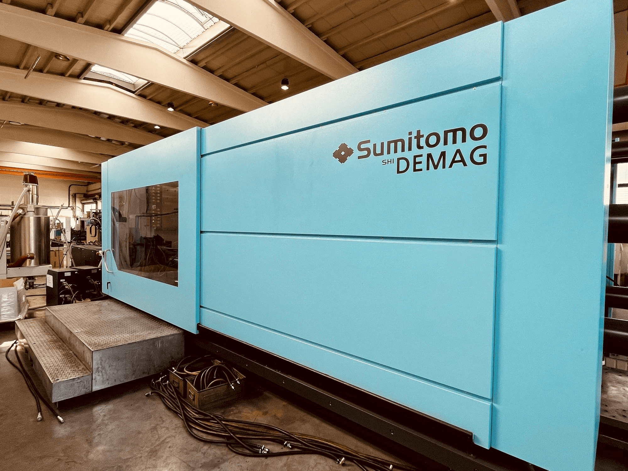 Vista frontale della macchina Sumitomo Demag Systec 1300 1500-9500 Servo