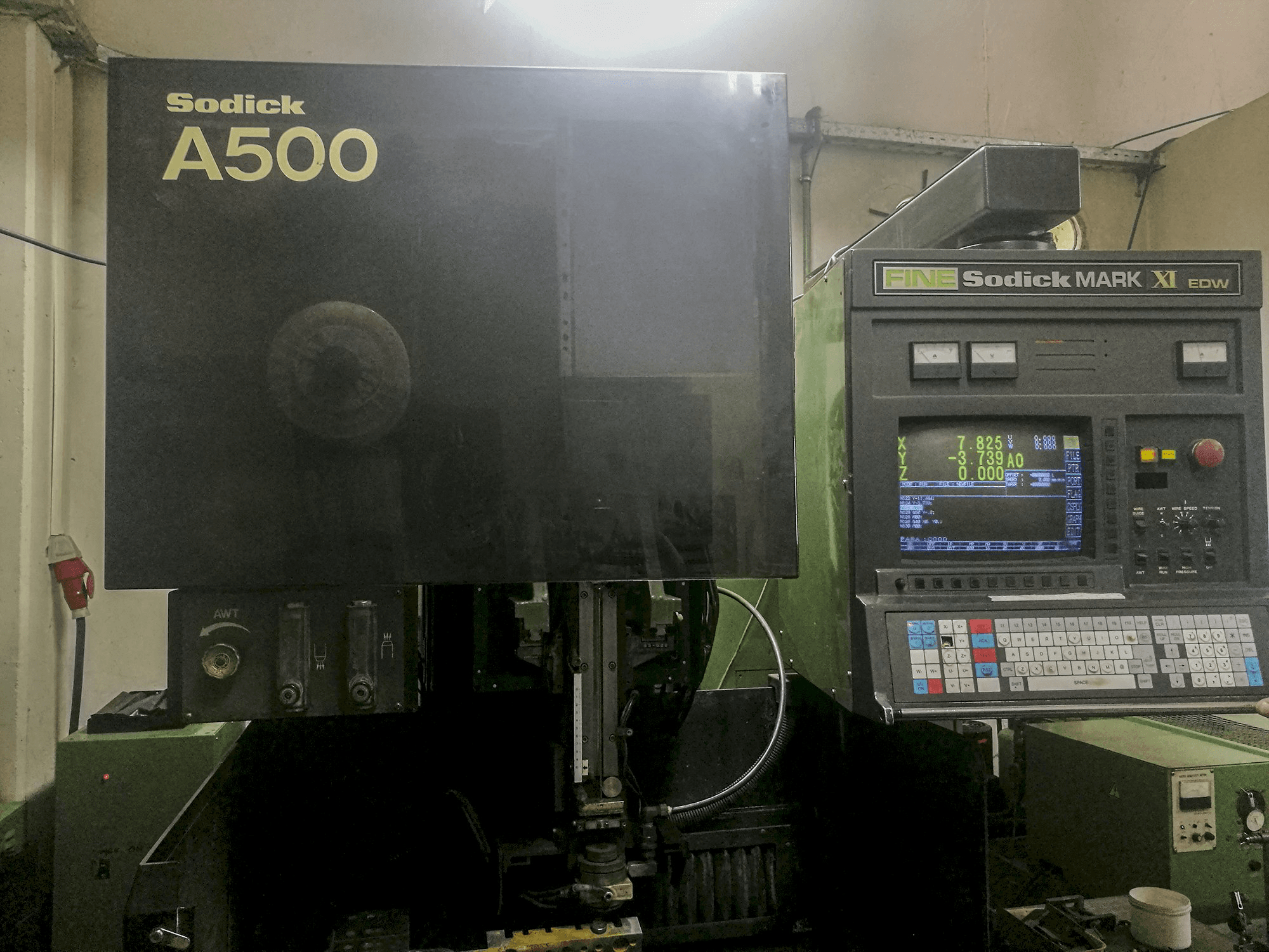 Vista frontale della macchina Sodick A500