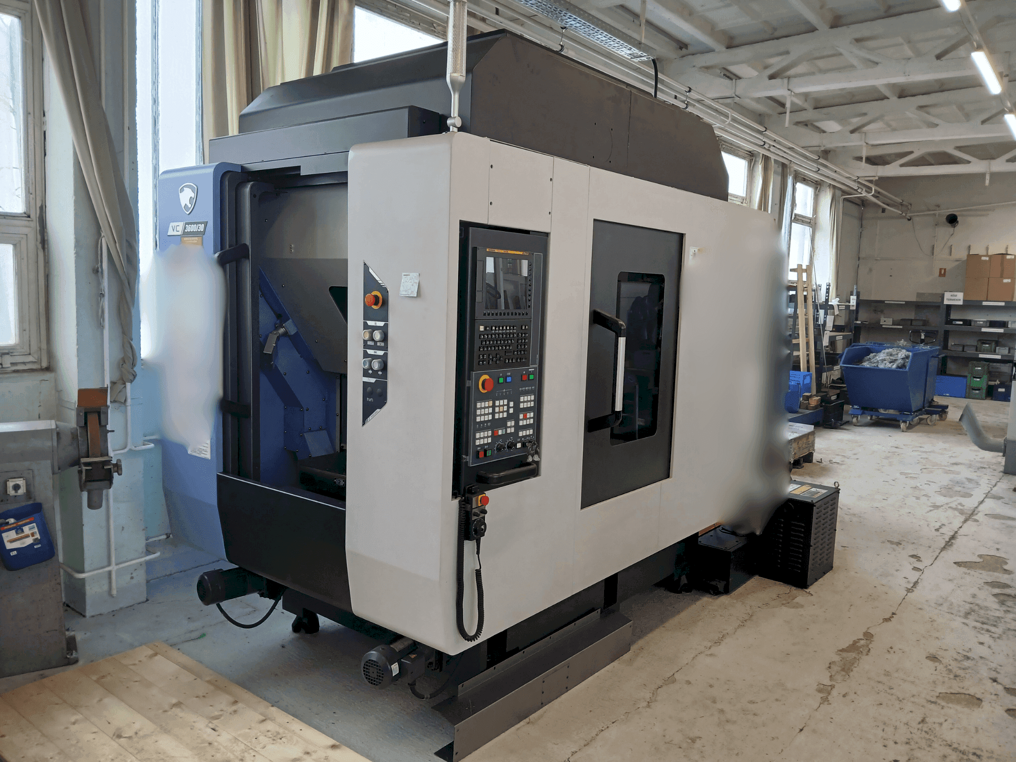 Vista frontale della macchina DN SOLUTIONS VC 3600/30