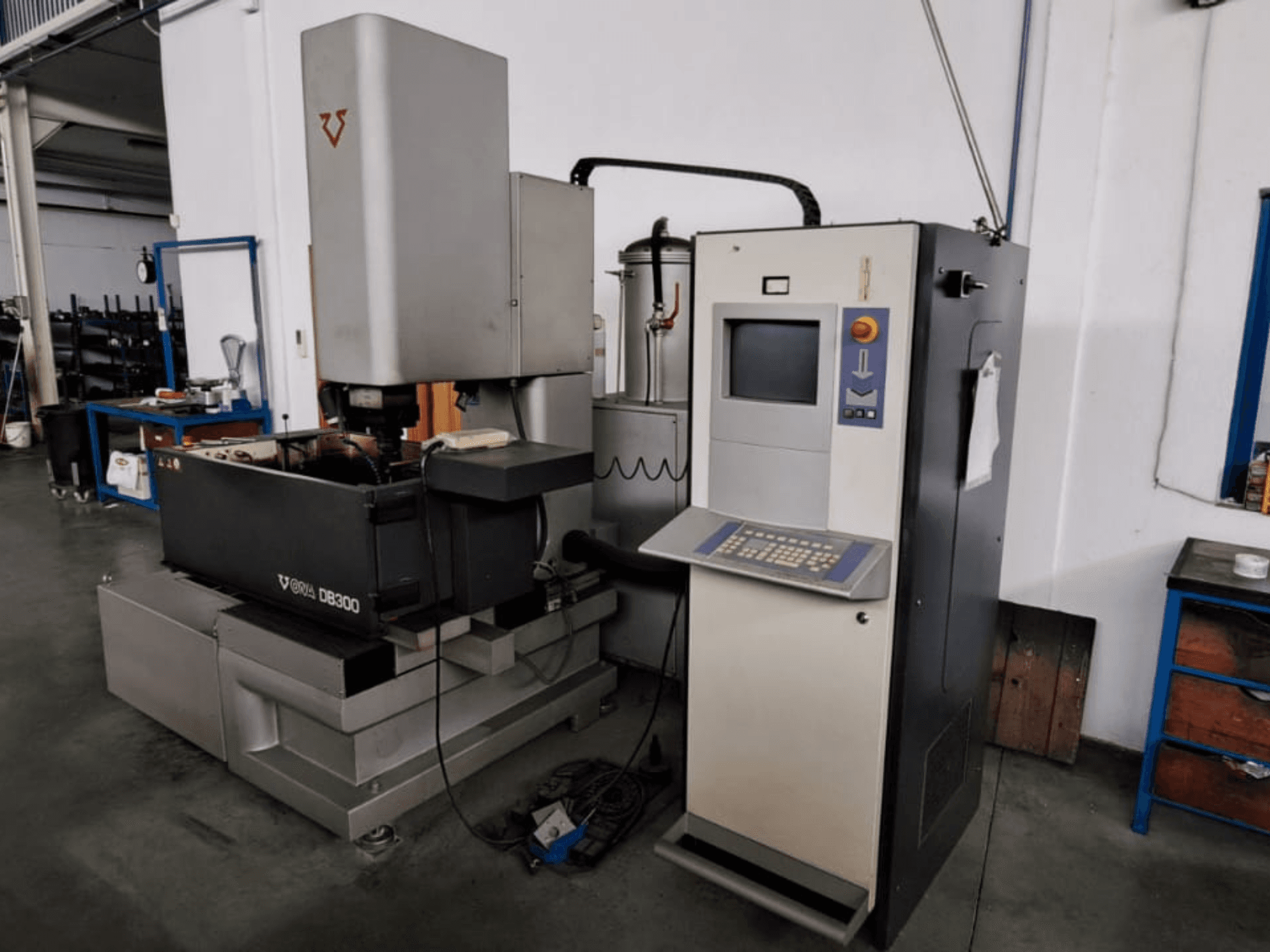 Macchina per elettroerosione a tuffo ONA DB300, vista frontale, con pannello di controllo, portapezzo ed elementi di design industriale.