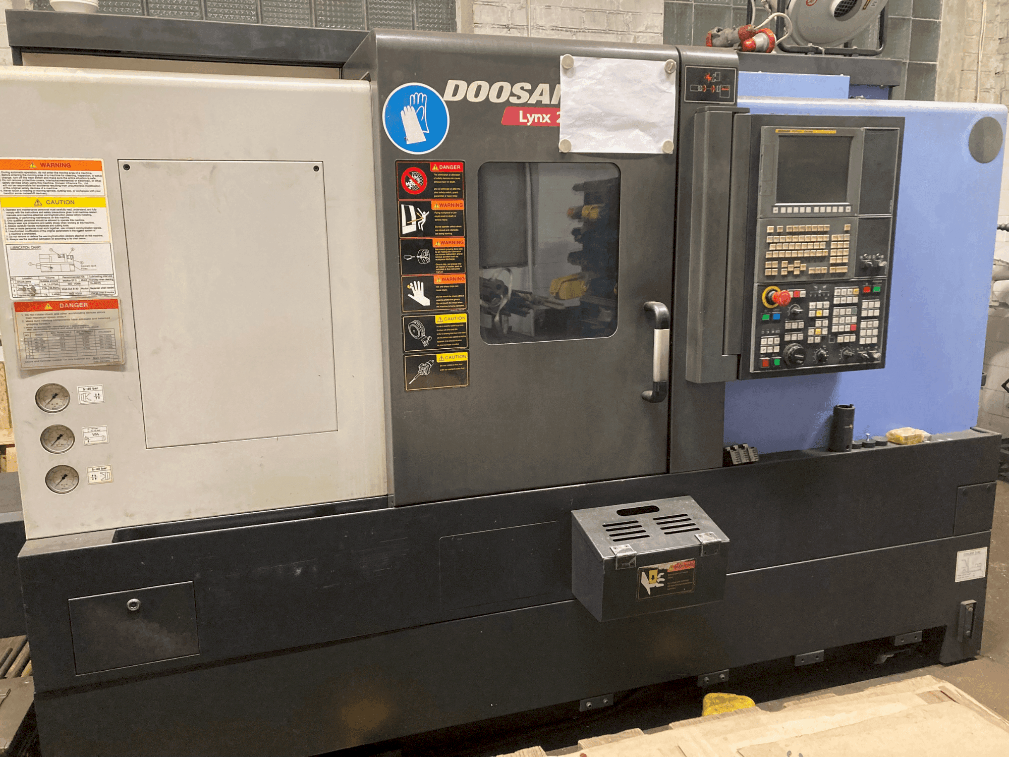 Vista frontale della macchina DOOSAN LYNX220LSYA