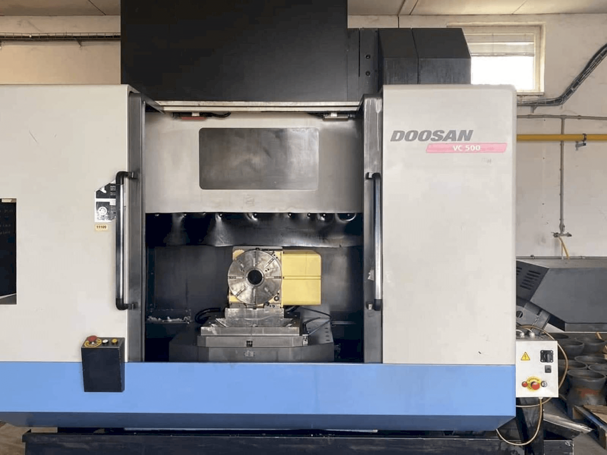 Vista frontale della macchina Doosan VC 500