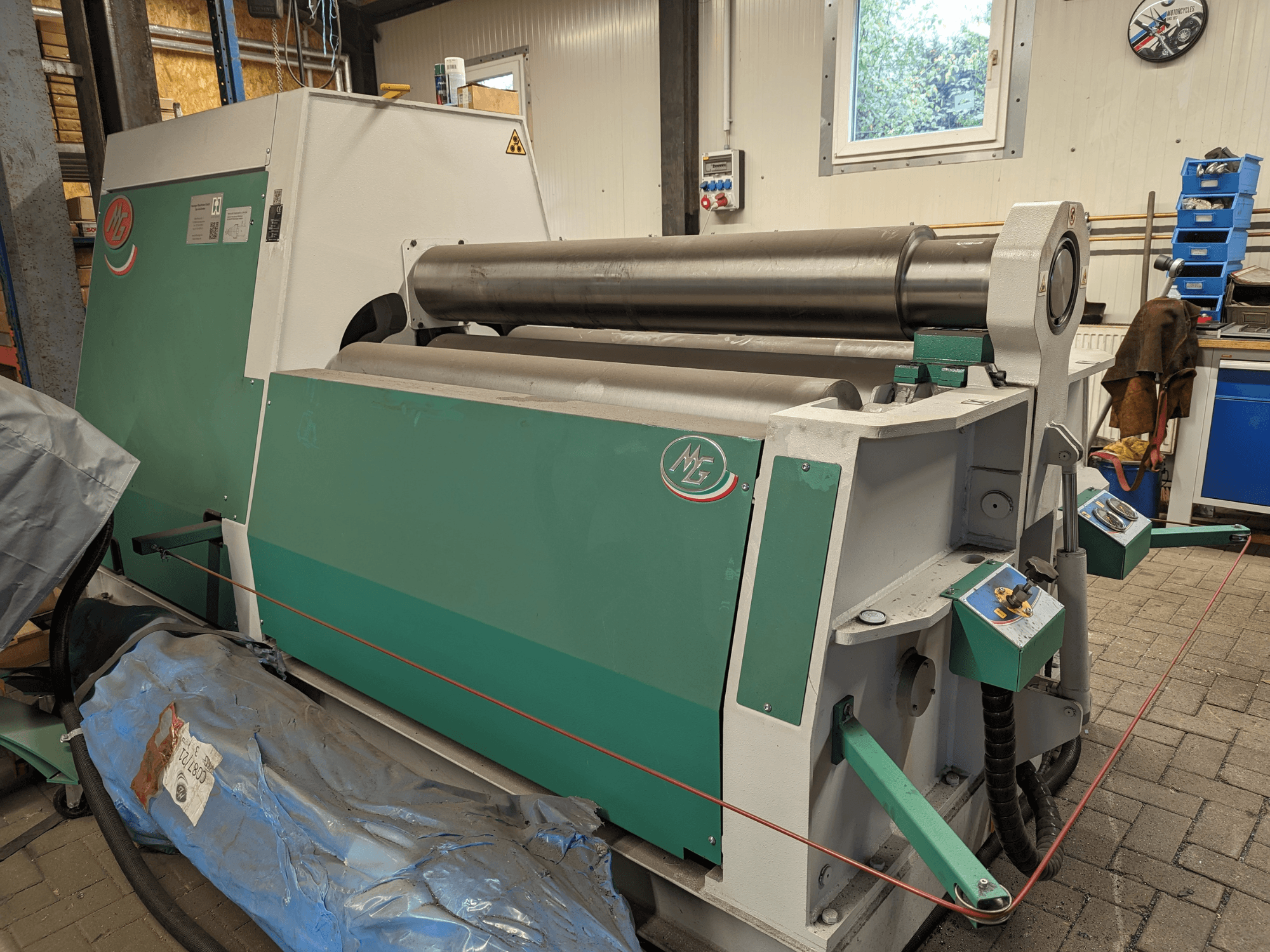 Curvatrice MG modello MG4R1520C in verde e grigio, vista laterale con tre rulli metallici e pannelli di controllo.