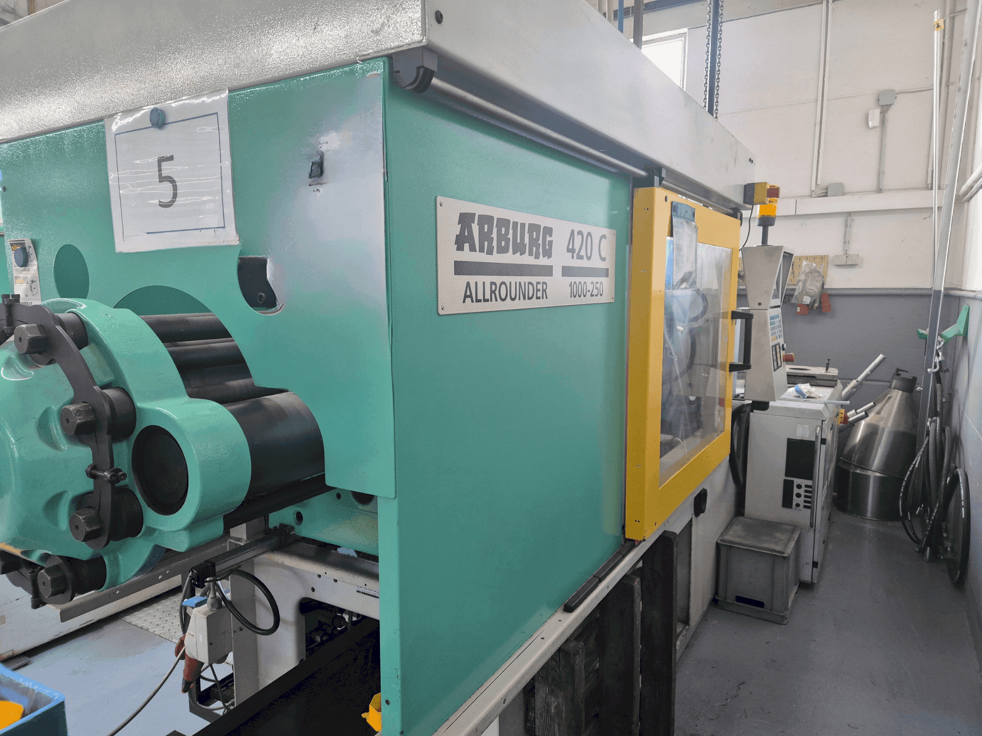 Vista frontale della macchina Arburg Allrounder 420 C 1000-250
