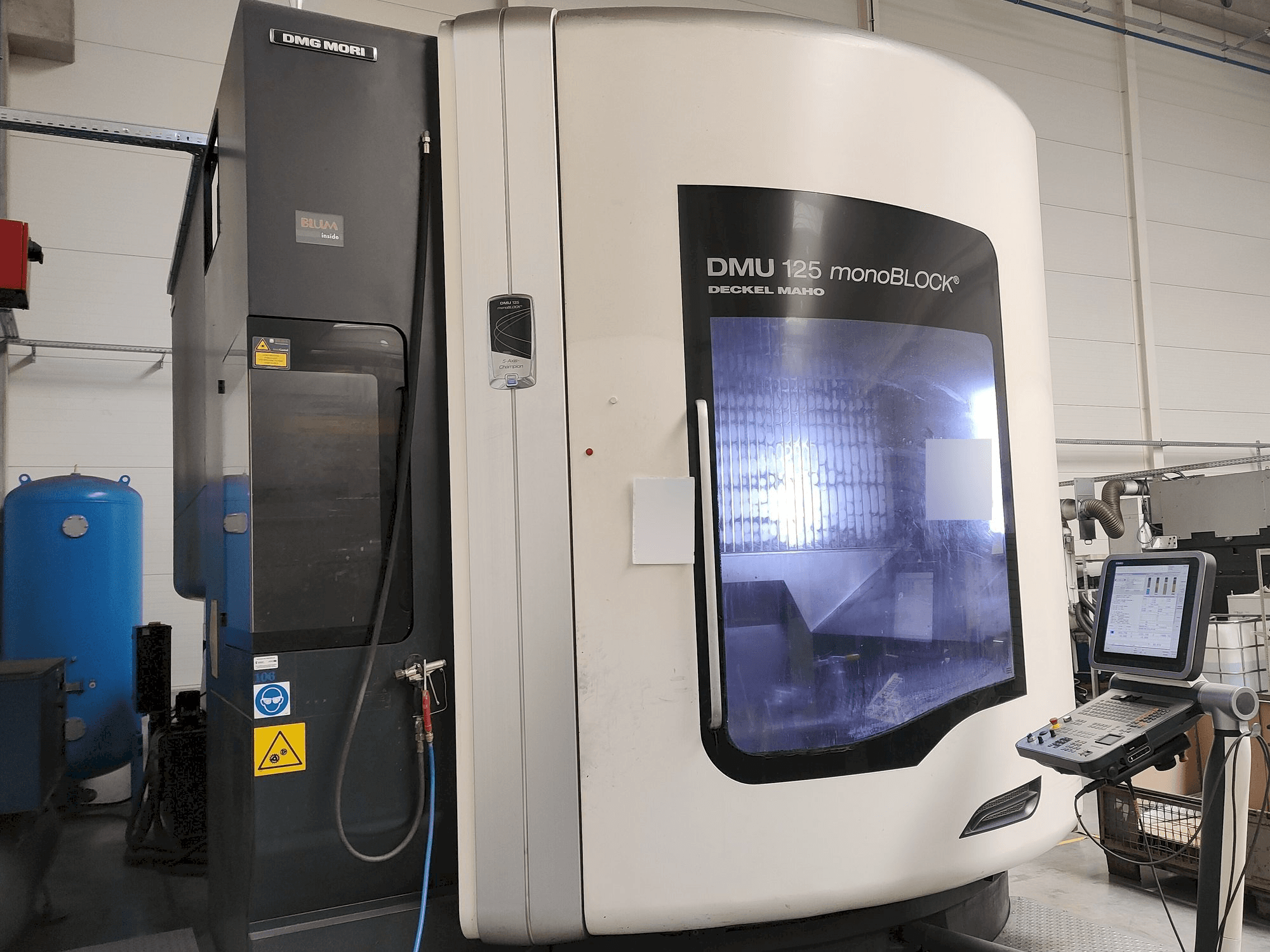 Vista frontale della macchina DMG MORI DMU125 monoBLOCK