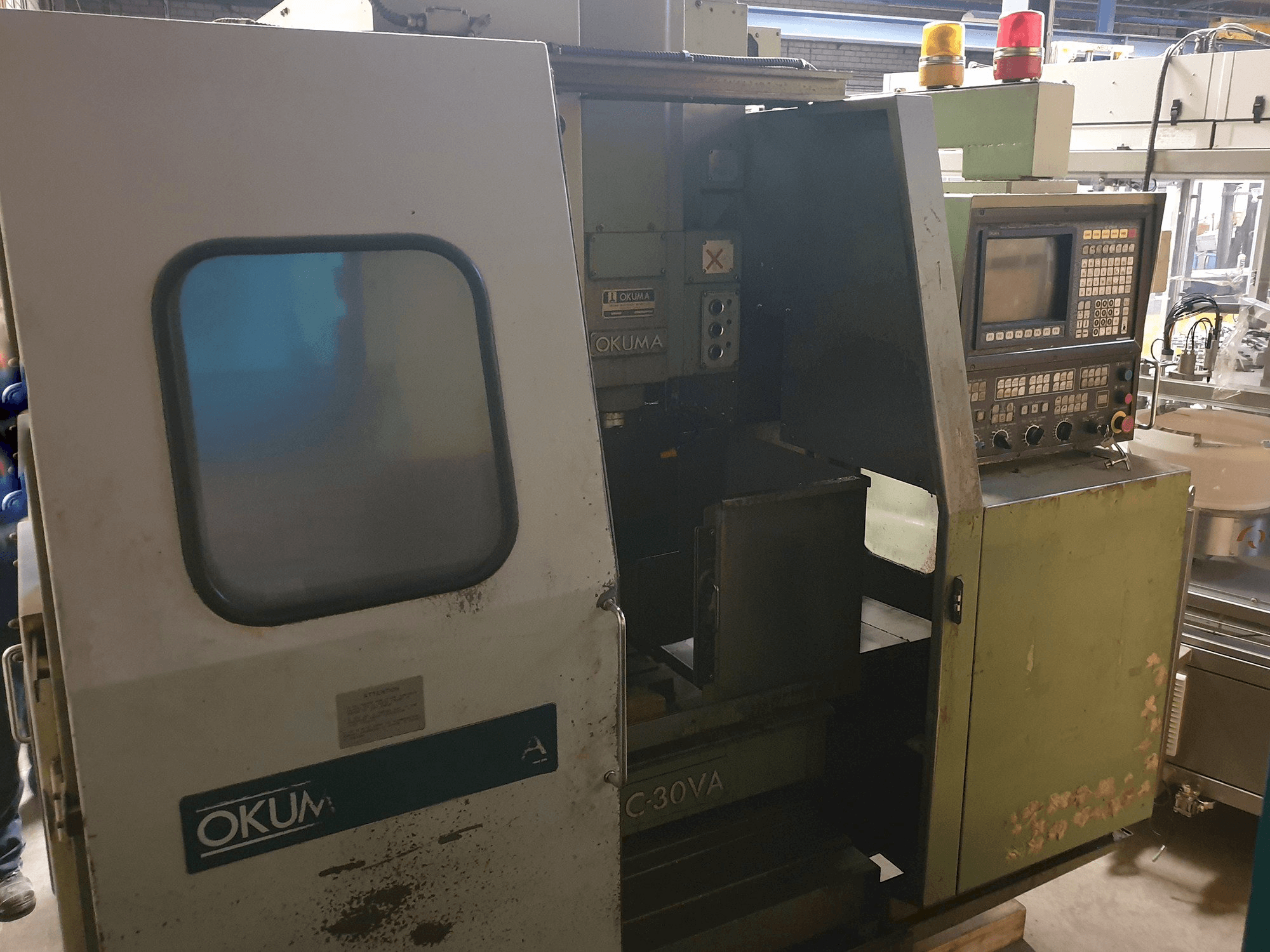 Vista lato sinistro della macchina Okuma MC-30VA