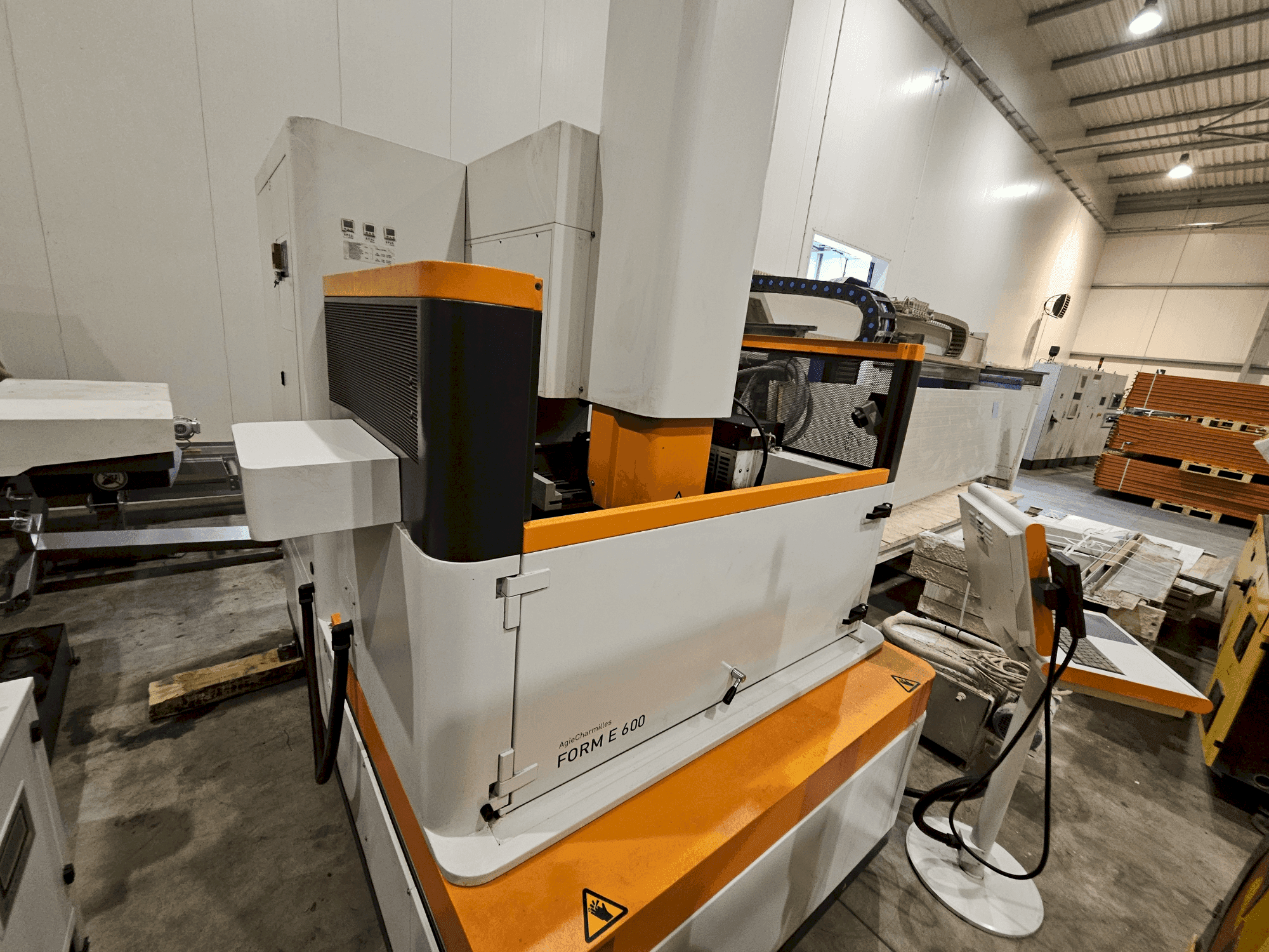 Vista frontale della macchina AgieCharmilles Form E 600