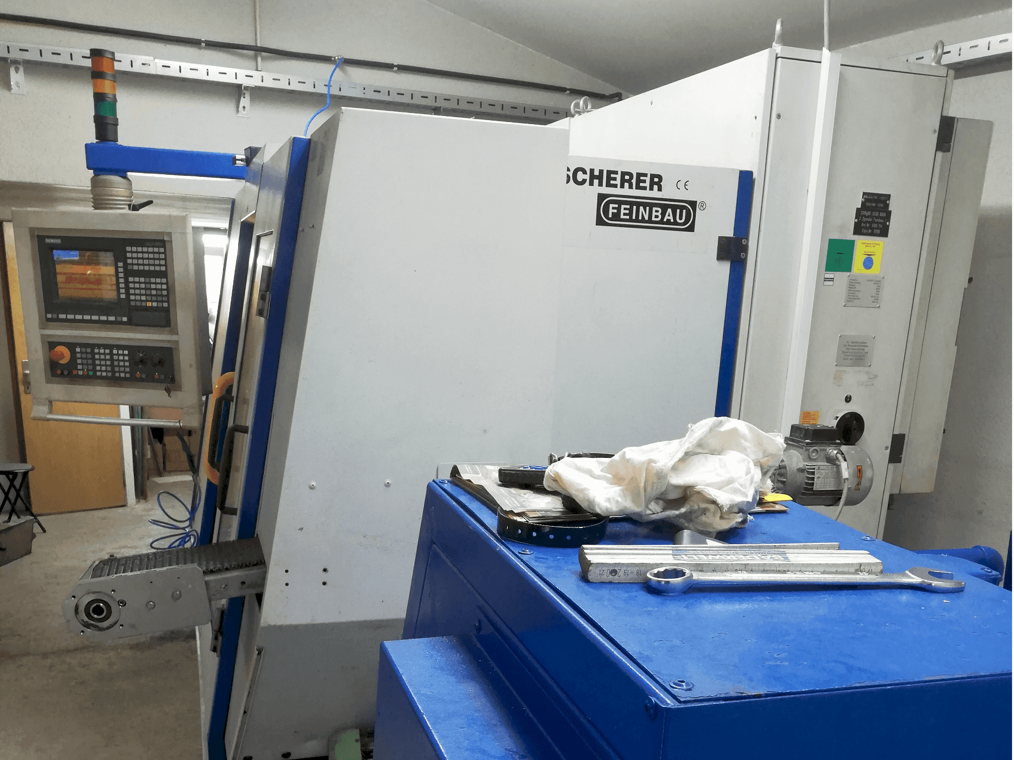Vista frontale della macchina Scherer - Feinbau CNC244/2