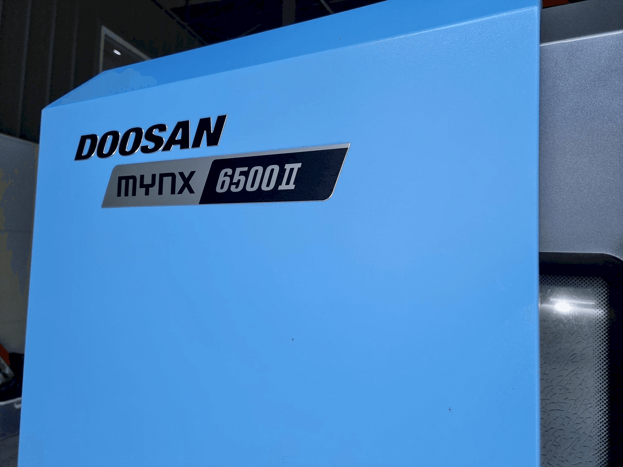 Vista frontale della macchina Doosan MYNX 6500Ⅱ