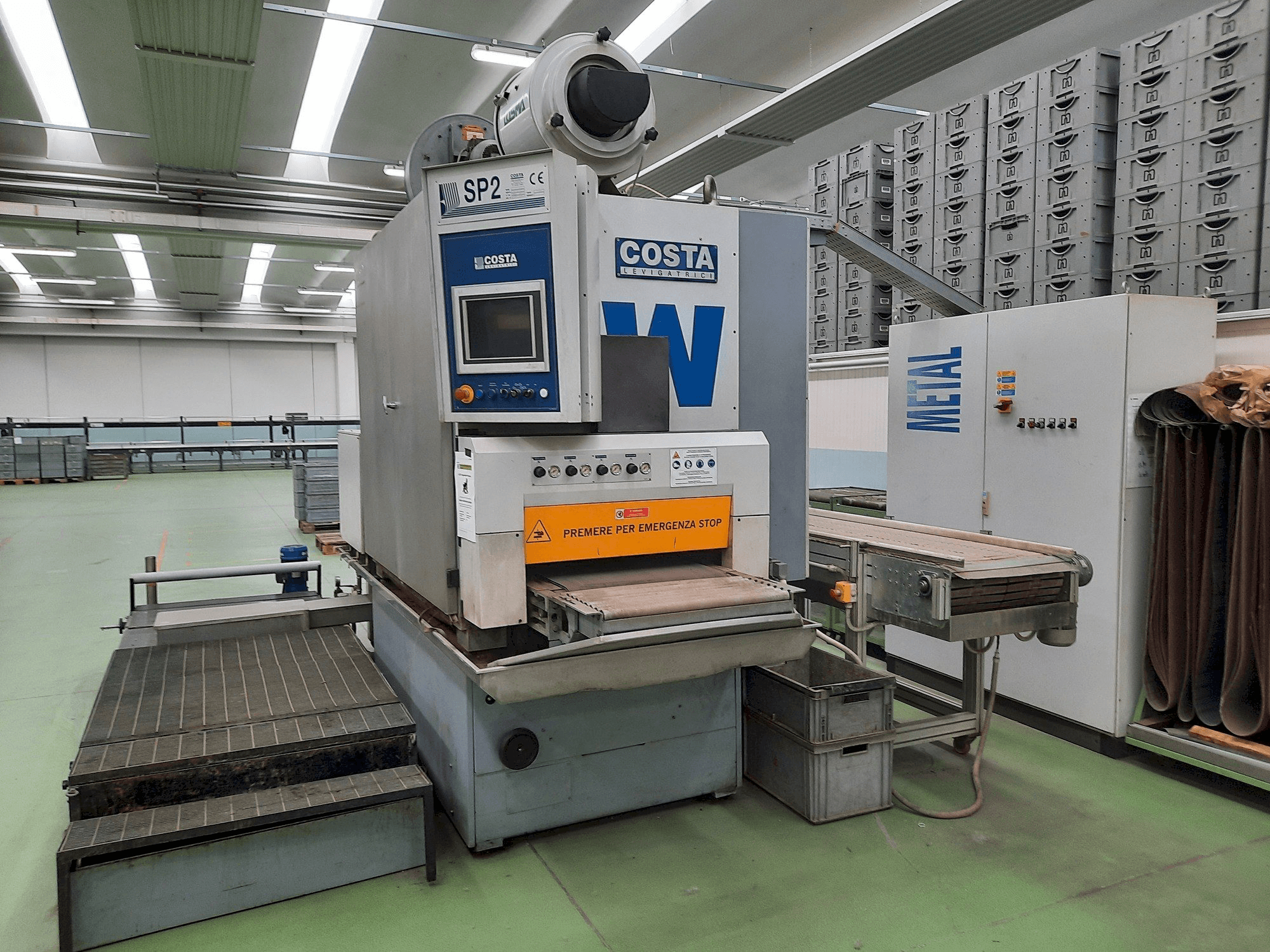 Vista frontale della macchina Costa CCCC 600