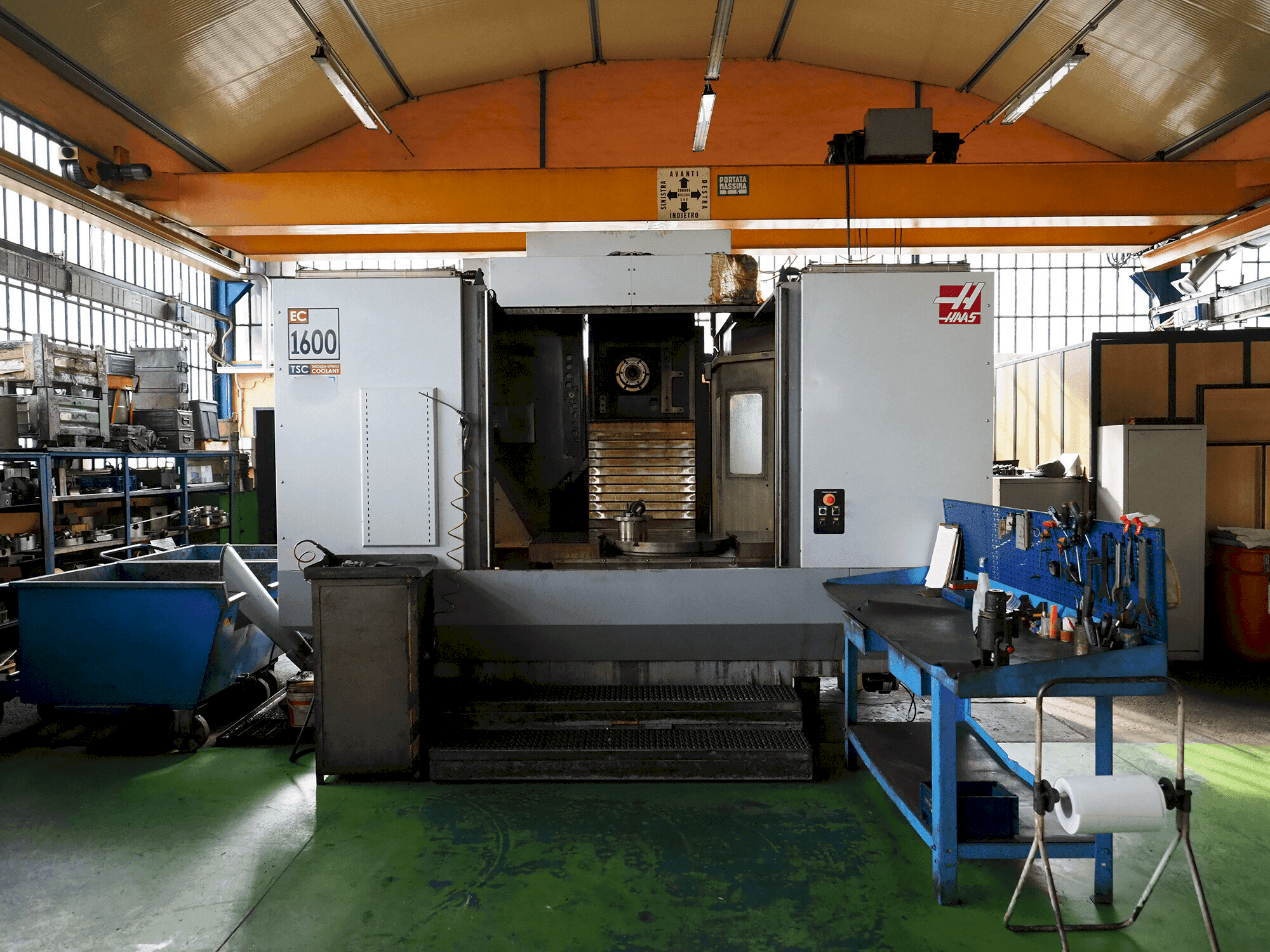 Vista frontale della macchina HAAS EX 1600 4X