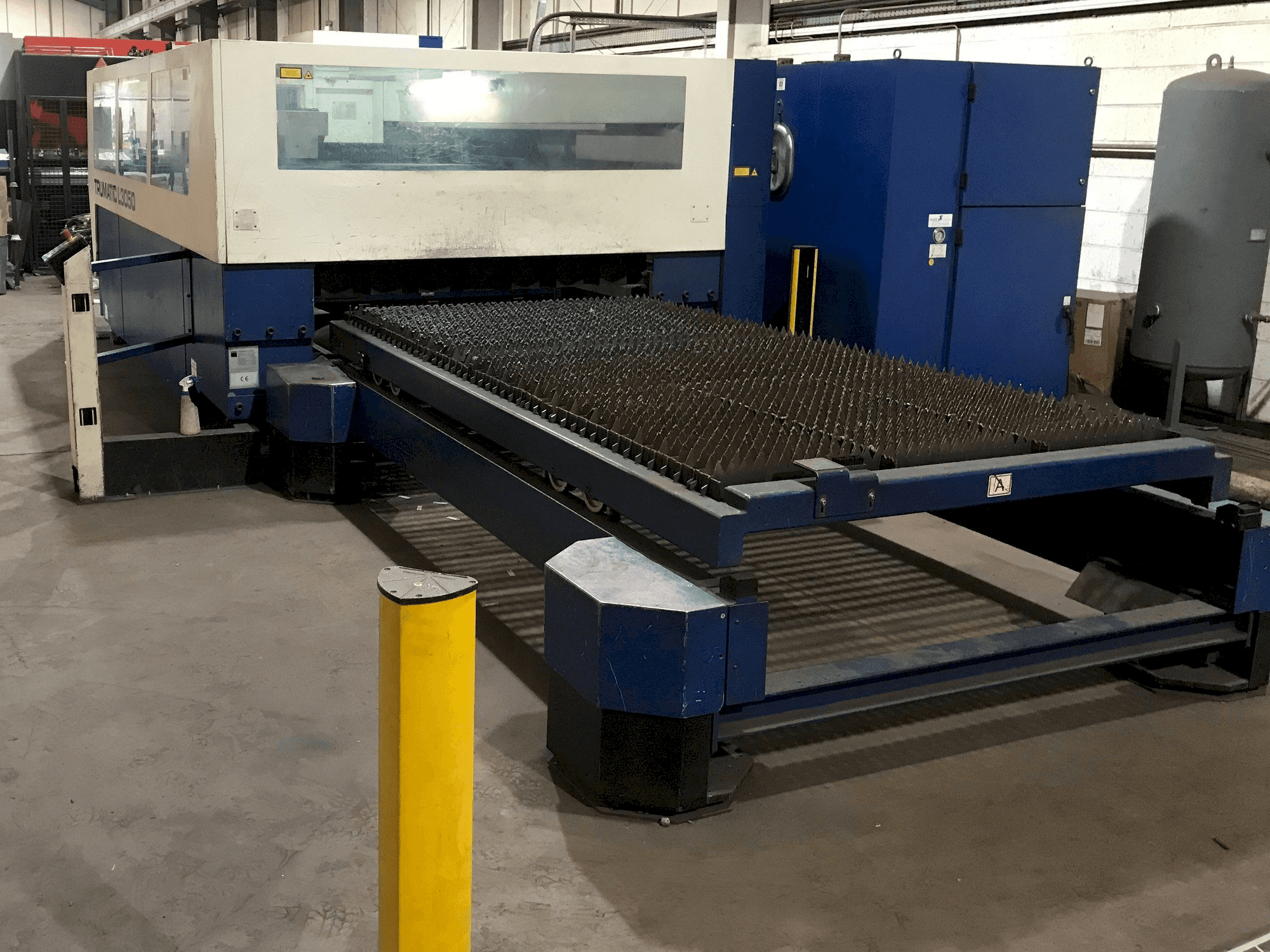Vista frontale della macchina Trumpf Trumatic L3050