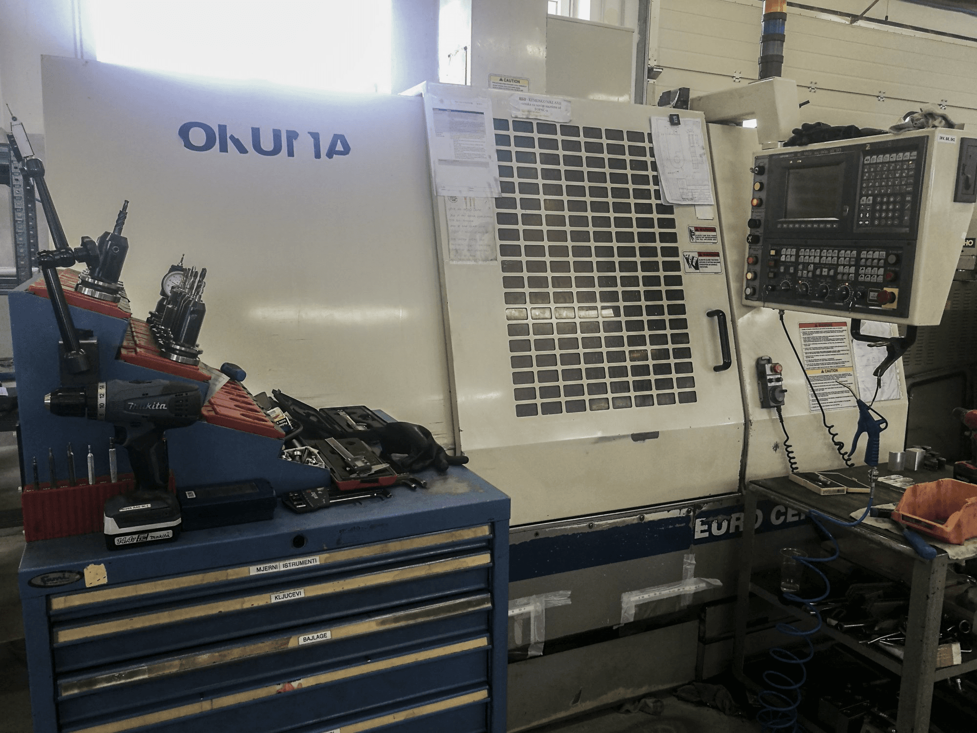 Vista frontale della macchina Okuma EURO CENTER V50
