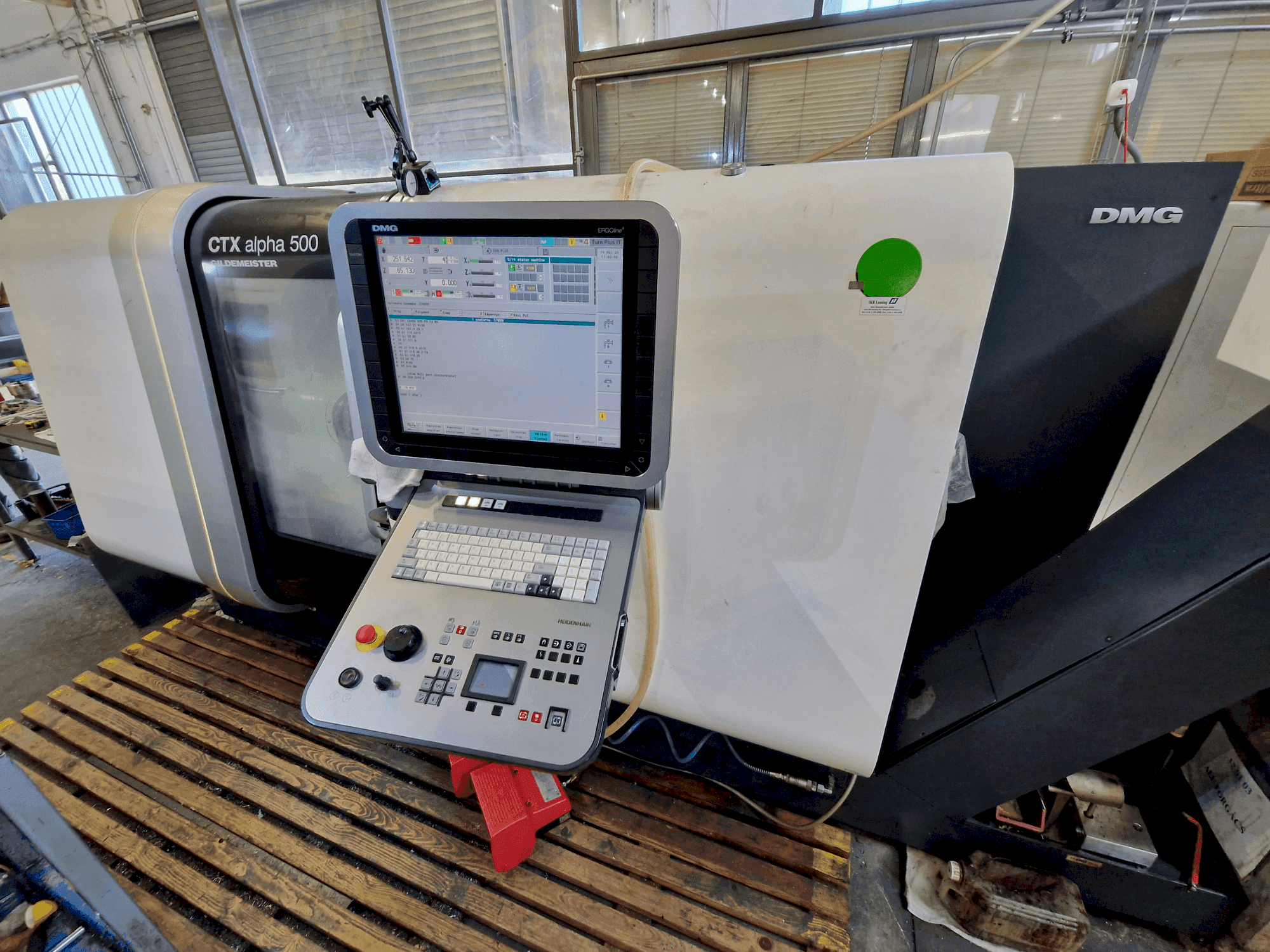 Vista frontale della macchina DMG MORI CTX ALPHA 500 V6