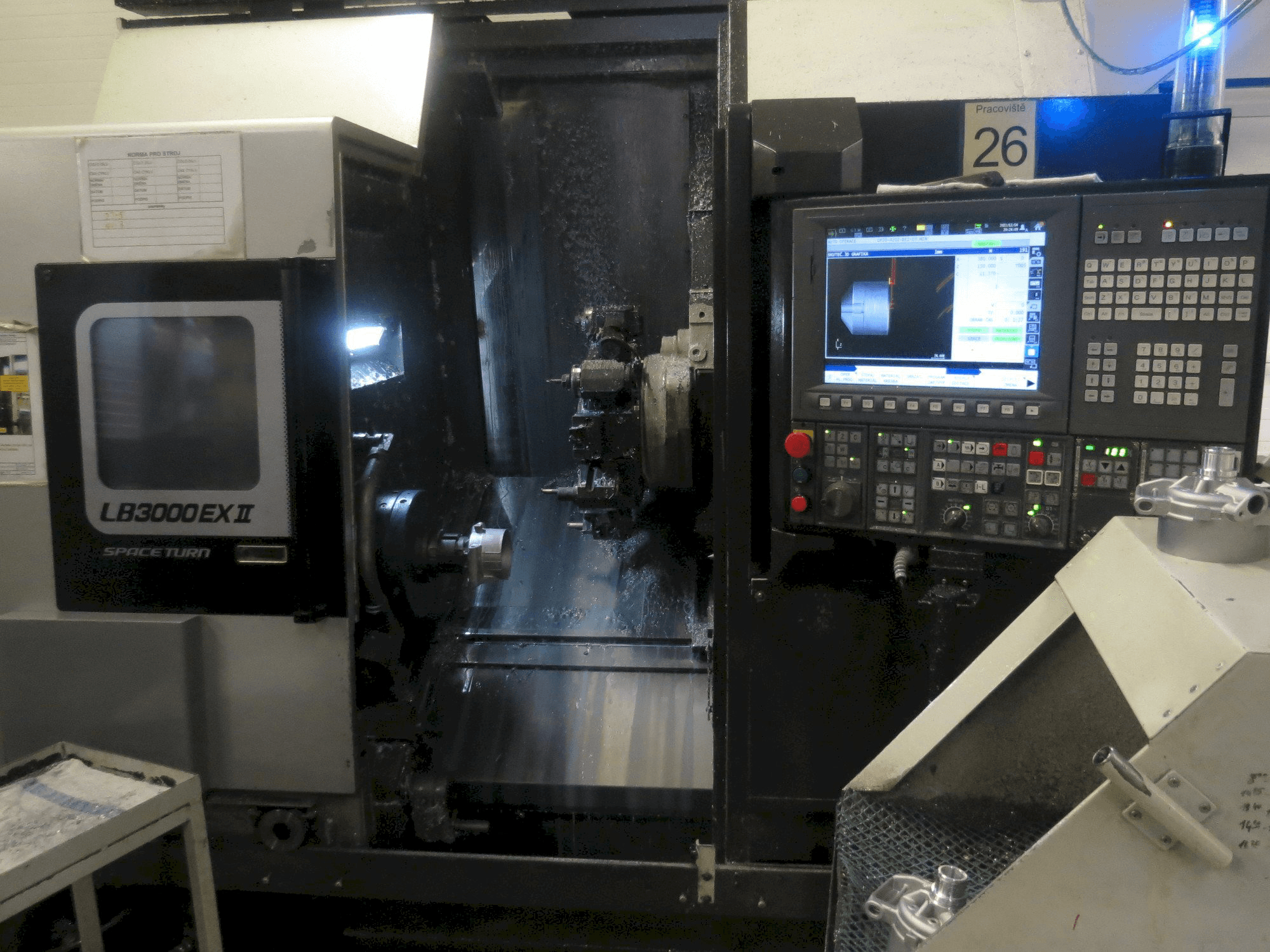 Vista frontale della macchina Okuma LB3000 EX II