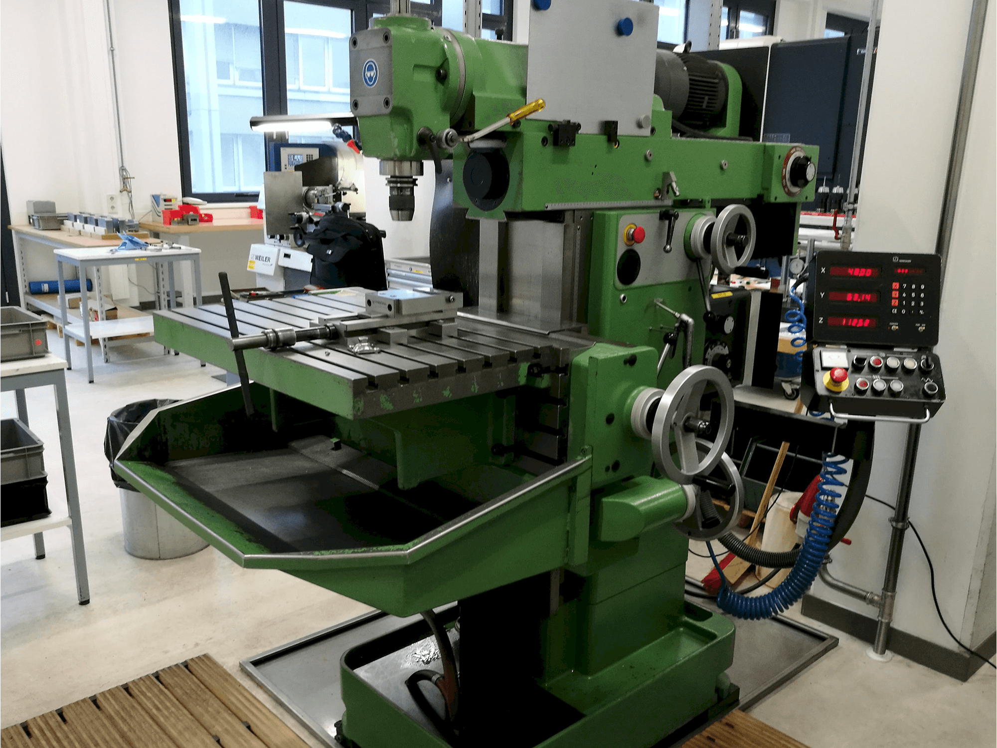 Vista lato destro della macchina DECKEL FP4M