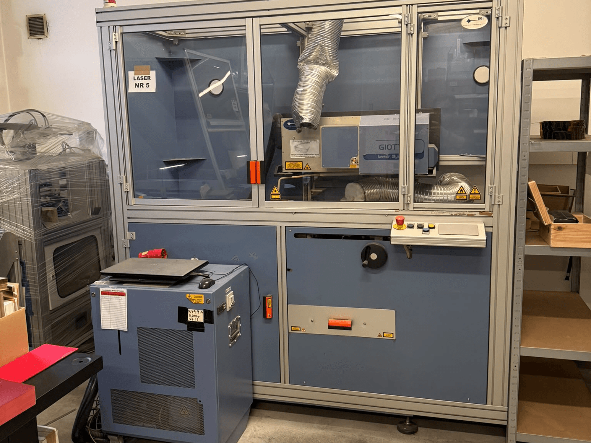 Macchina per il taglio laser a CO₂ di SEI Laser, modello PAPER BLASTER 02, vista frontale con pannello di controllo e sistema di ventilazione.