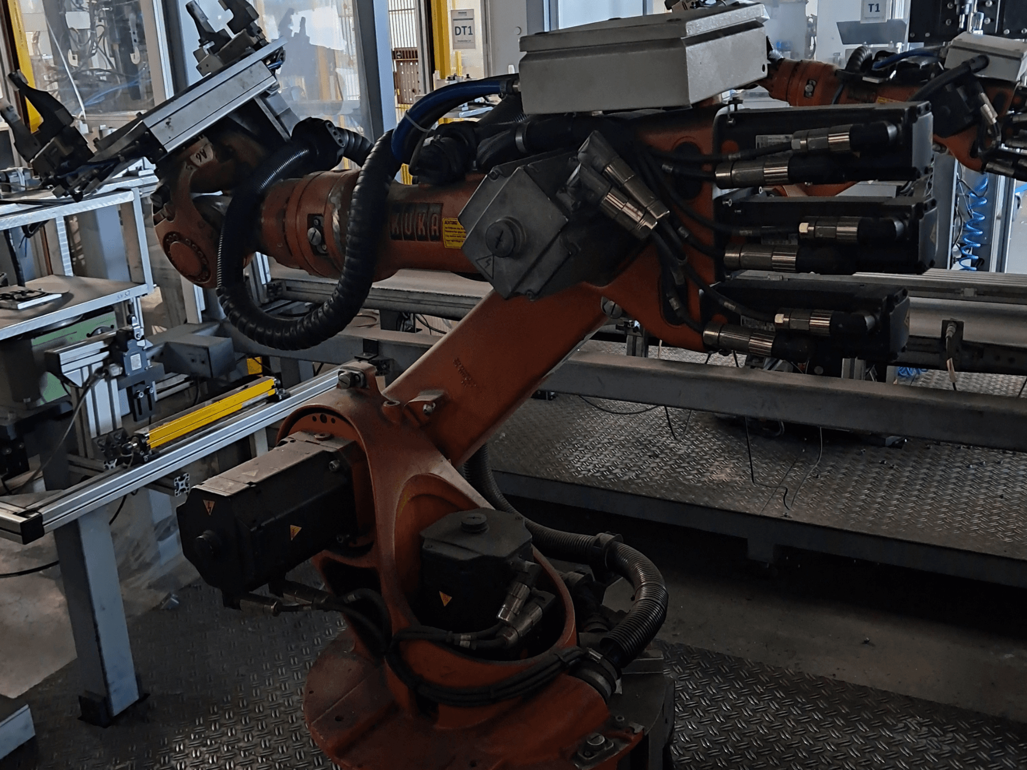 Braccio robotico KUKA KR 16-2 con controller KRC 4, visto di lato, che mostra i giunti articolati e i collegamenti idraulici.