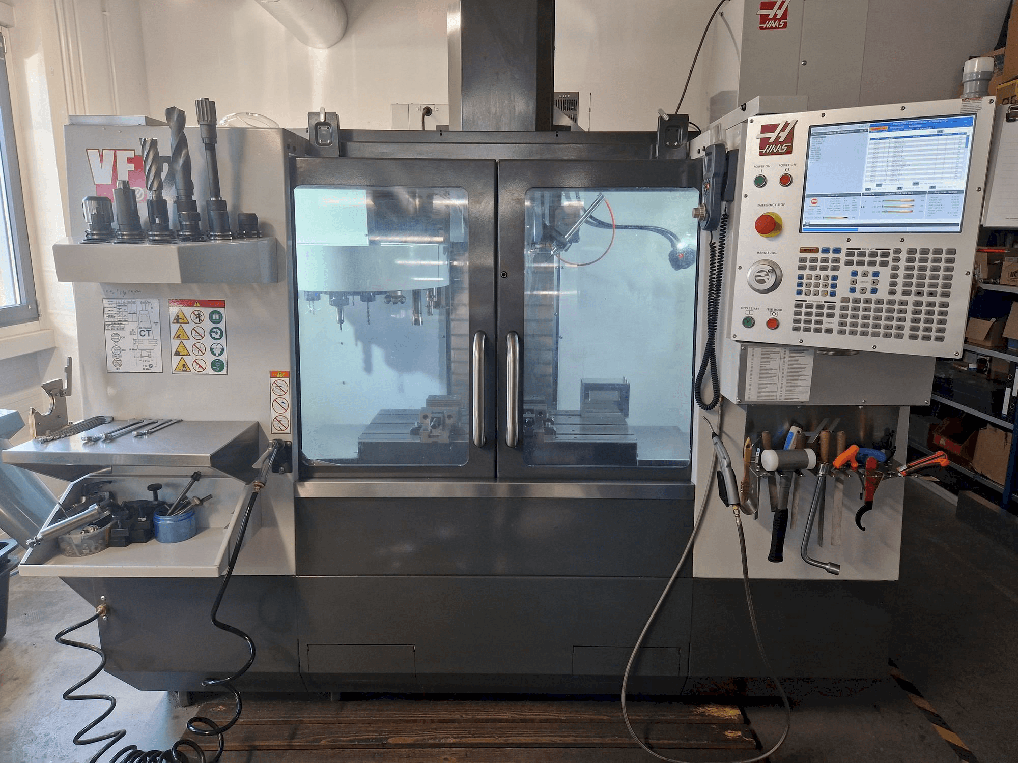 Vista frontale della macchina HAAS VF-2