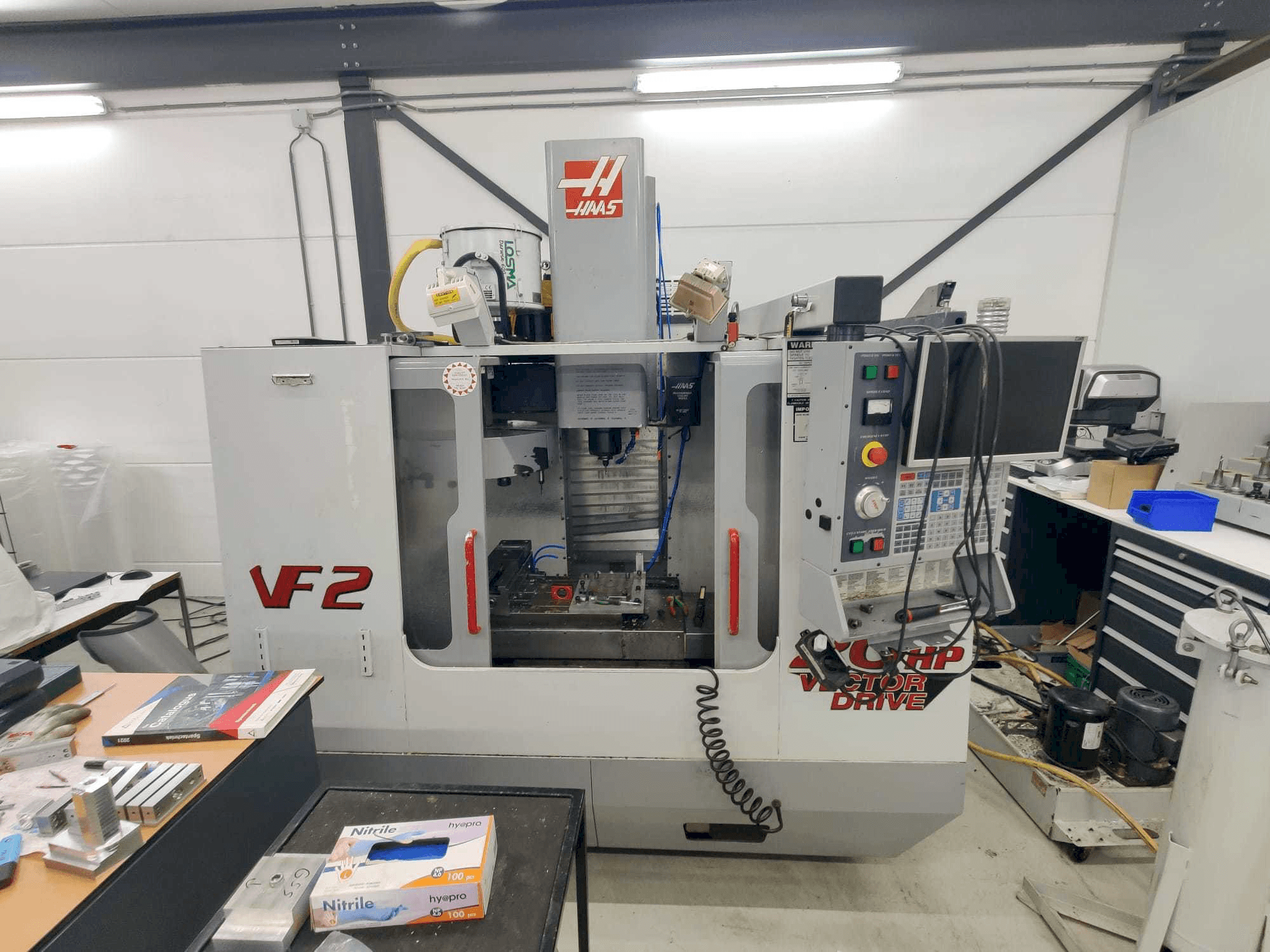 Vista frontale della macchina HAAS VF2HE