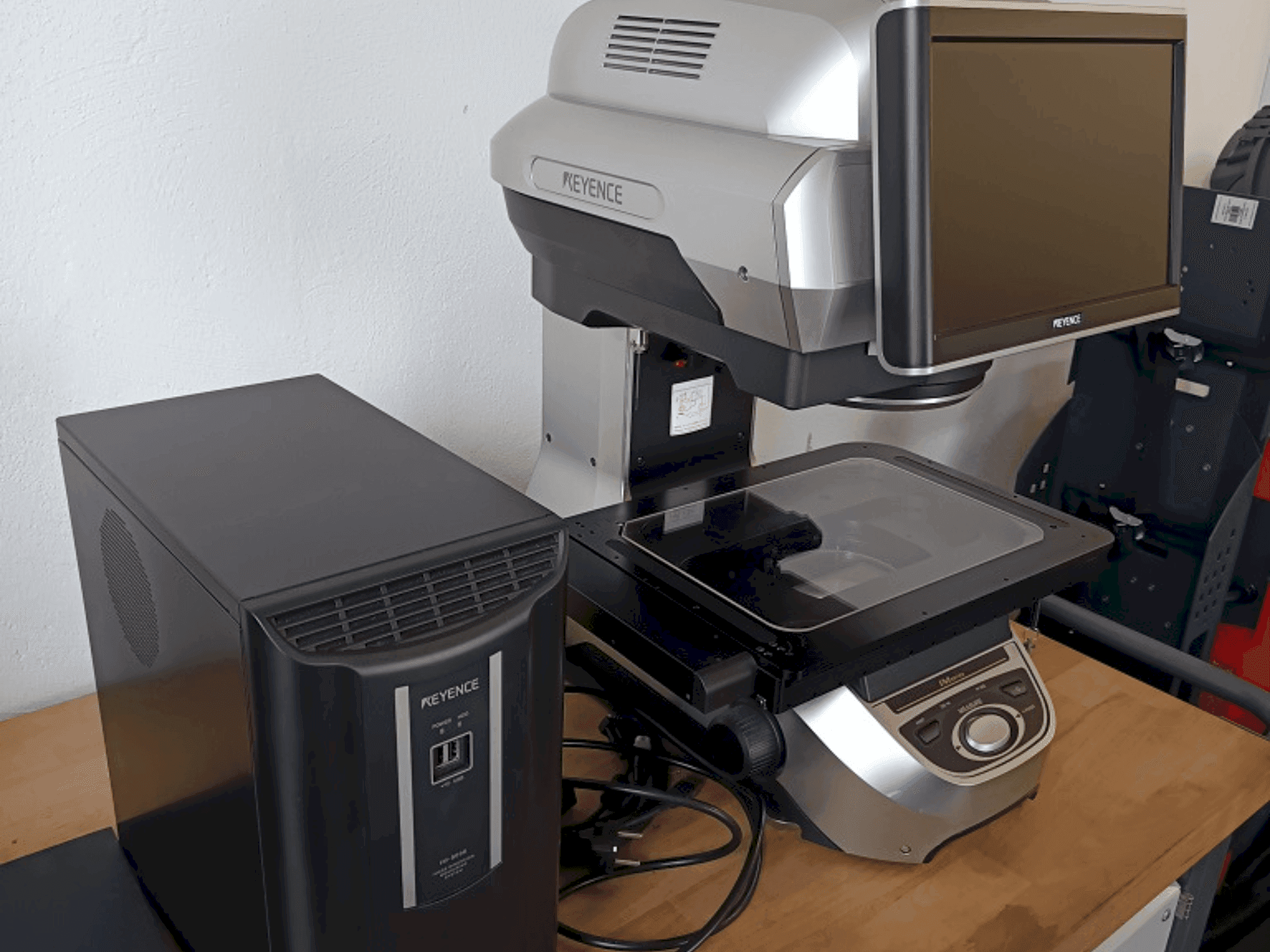 Vista frontale della macchina KEYENCE 8030T